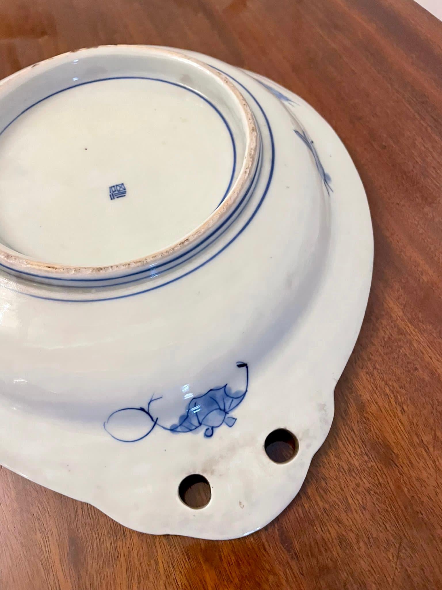 Inusual Plato Imari Blanco y Azul Japonés de Calidad Antigua en venta 6