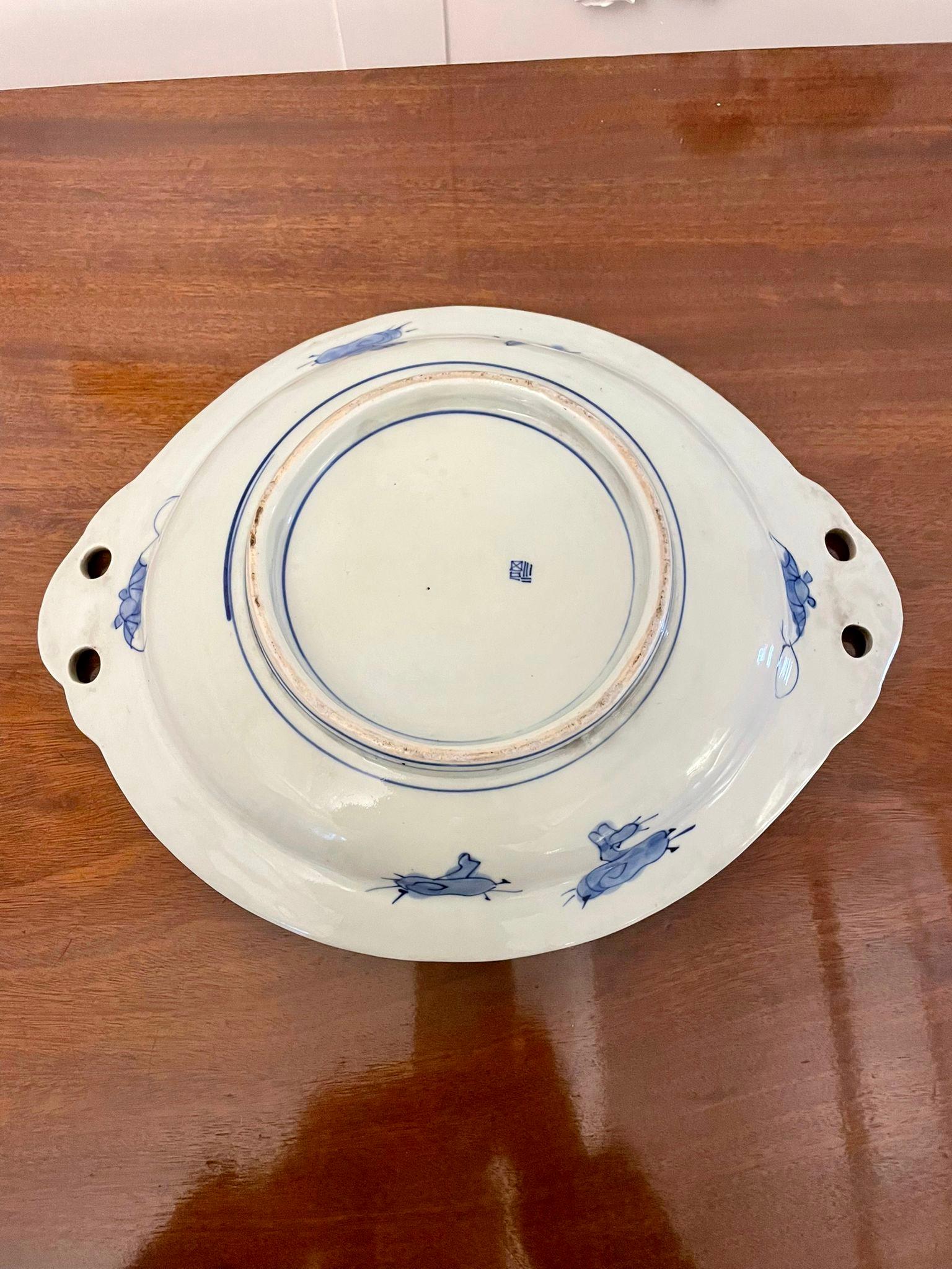 Inusual Plato Imari Blanco y Azul Japonés de Calidad Antigua en venta 8