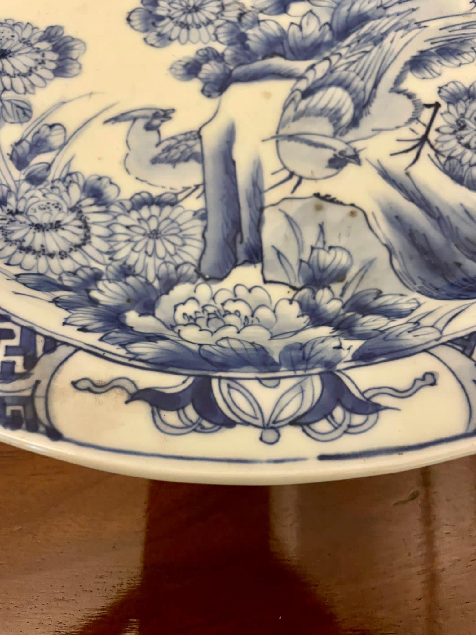 Inusual Plato Imari Blanco y Azul Japonés de Calidad Antigua siglo XX en venta