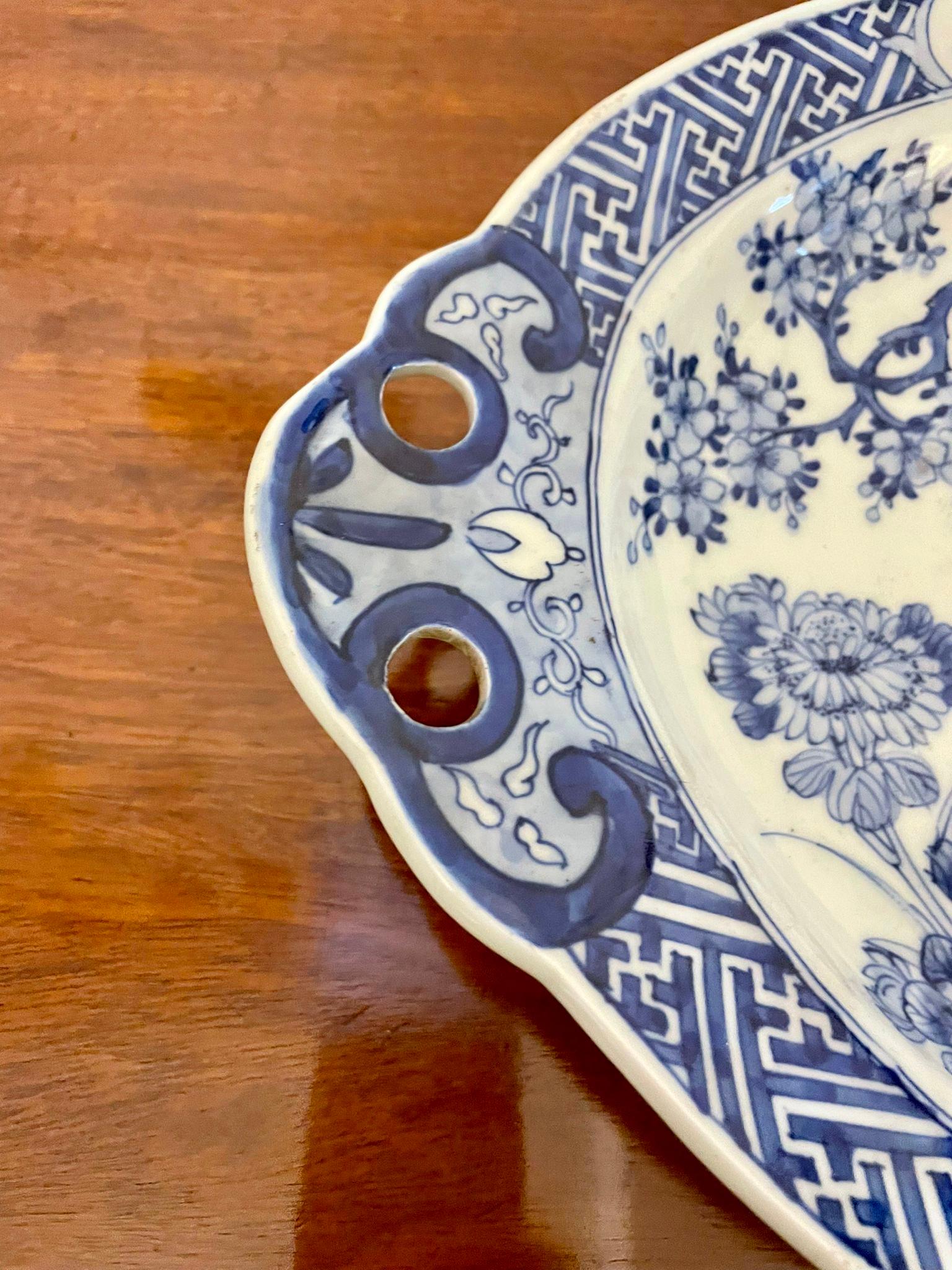 Inusual Plato Imari Blanco y Azul Japonés de Calidad Antigua Cerámico en venta