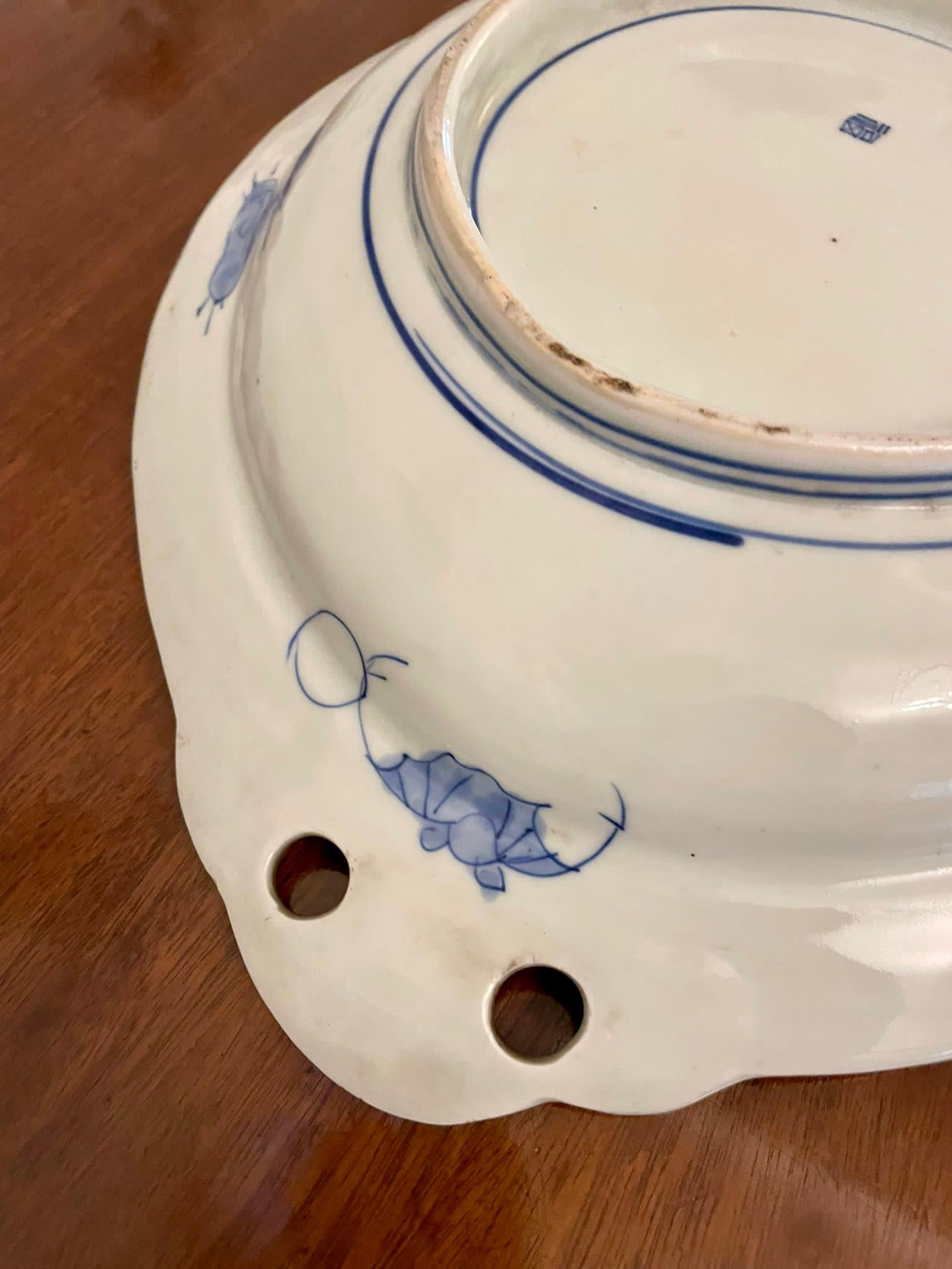 Inusual Plato Imari Blanco y Azul Japonés de Calidad Antigua en venta 4