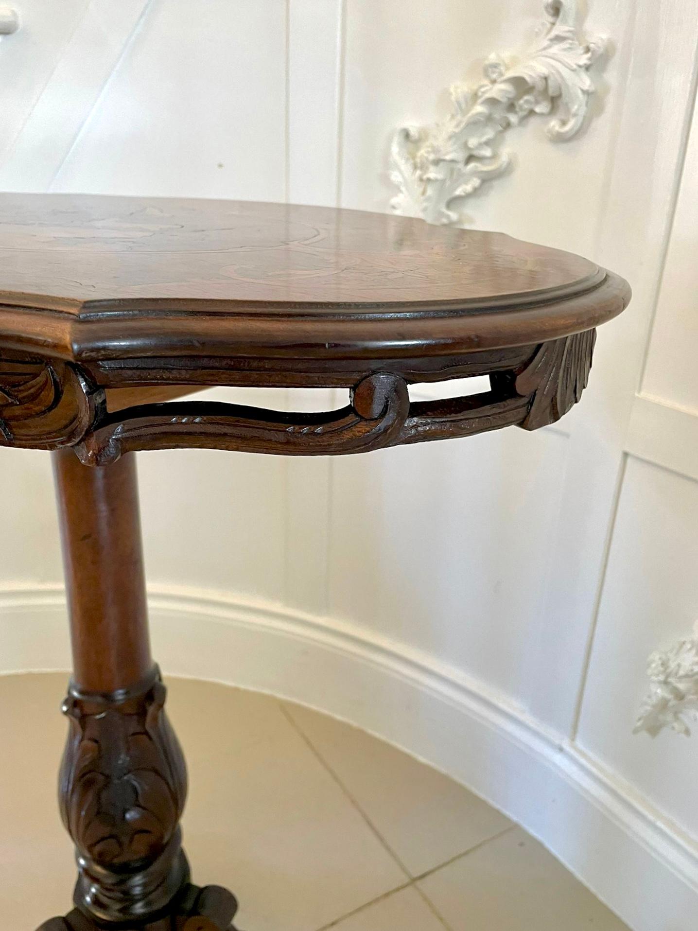 Table inhabituelle en marqueterie de noyer de qualité ancienne, Swiss Forest en vente 3