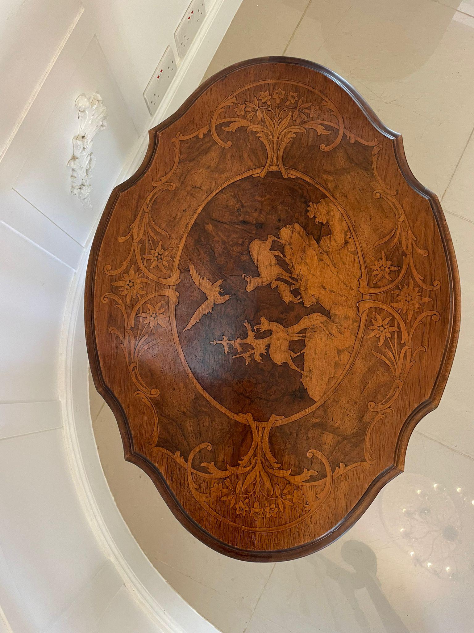 Suisse Table inhabituelle en marqueterie de noyer de qualité ancienne, Swiss Forest en vente