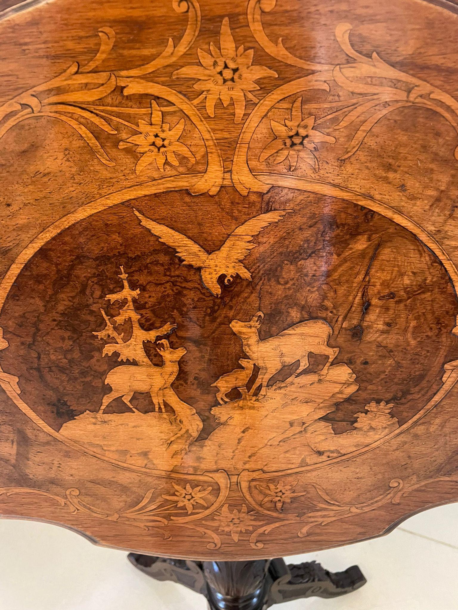 Incrusté Table inhabituelle en marqueterie de noyer de qualité ancienne, Swiss Forest en vente