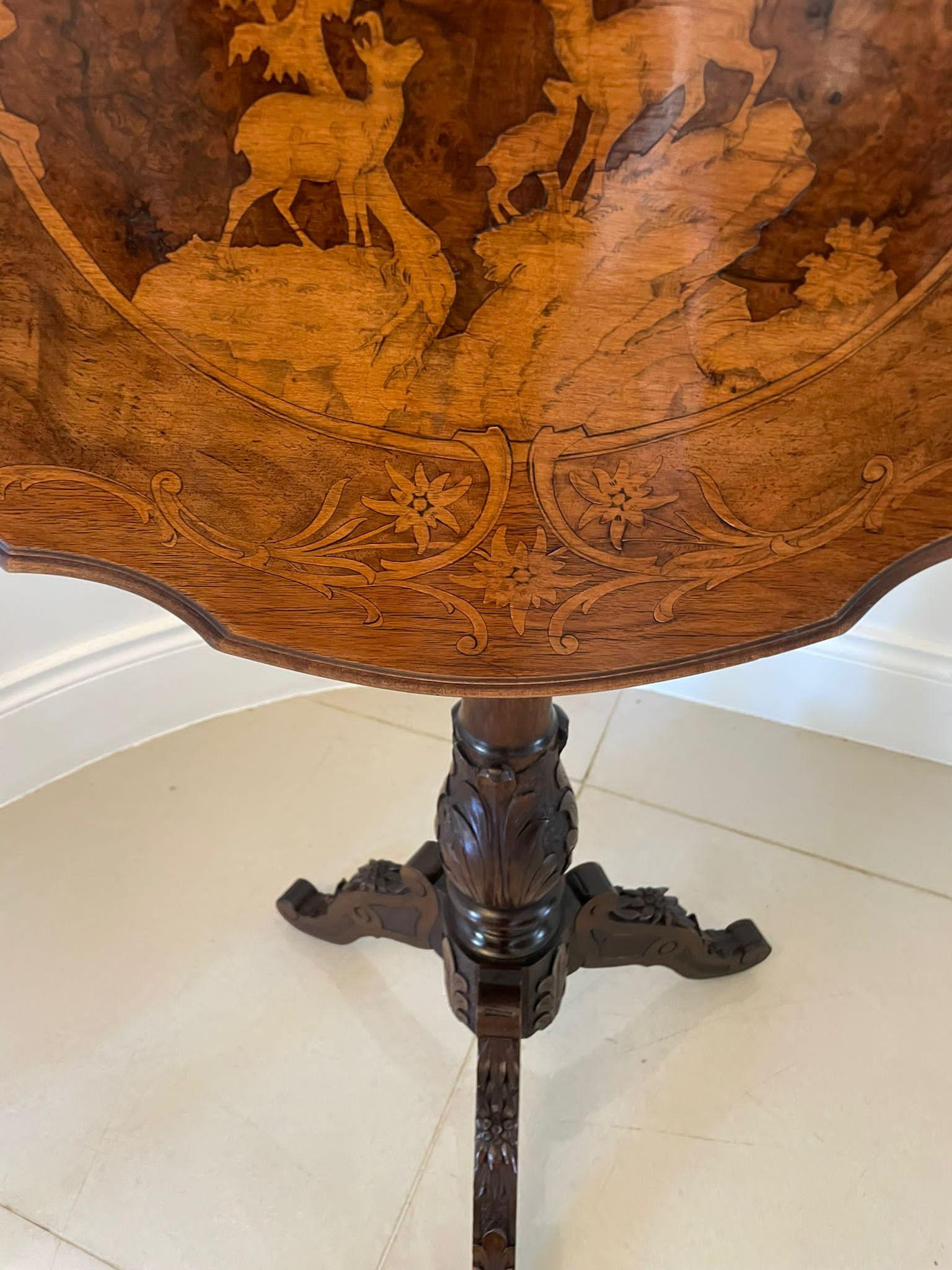 Table inhabituelle en marqueterie de noyer de qualité ancienne, Swiss Forest Bon état - En vente à Suffolk, GB