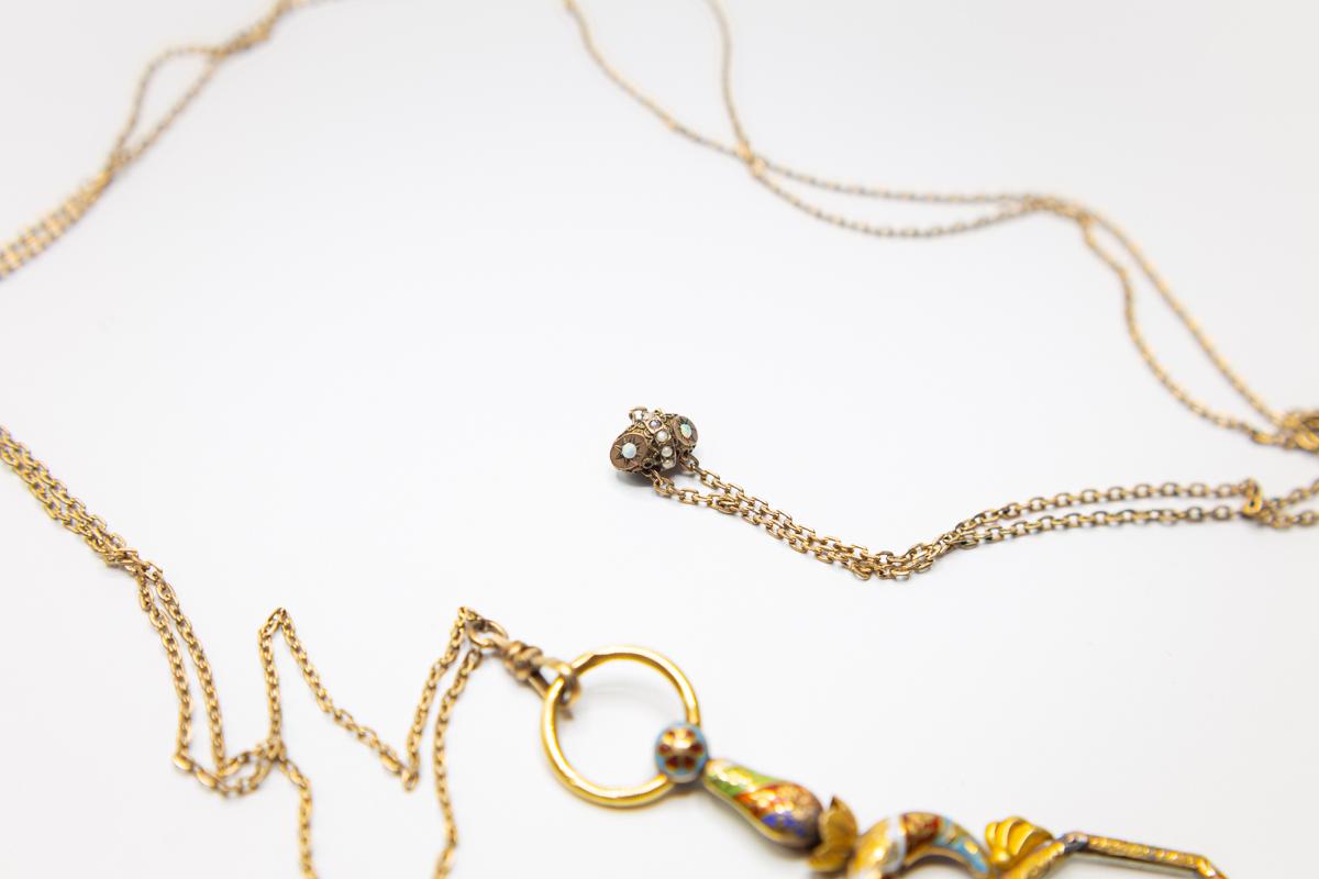 Unusual Antique Victorian 18 Karat Gold Enamel Magnifying Glass Pendant Necklace For Sale 1