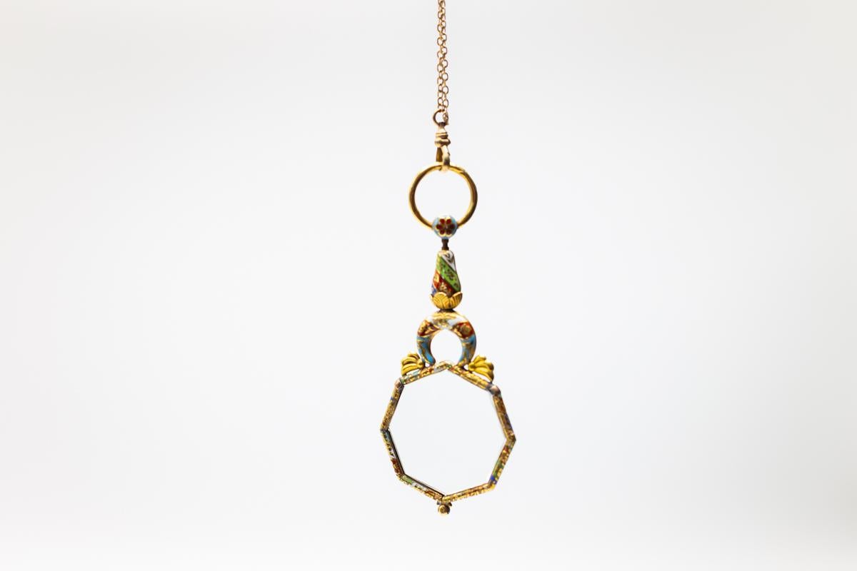 Unusual Antique Victorian 18 Karat Gold Enamel Magnifying Glass Pendant Necklace For Sale 2