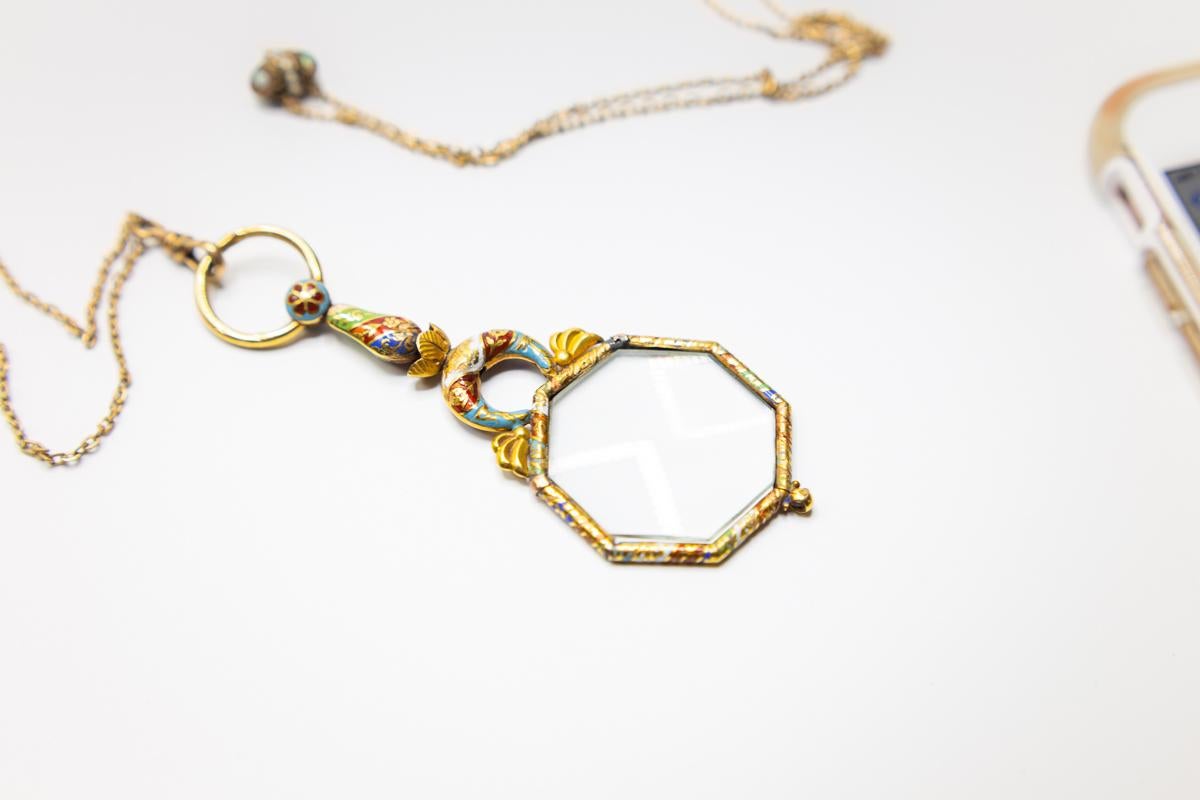 Unusual Antique Victorian 18 Karat Gold Enamel Magnifying Glass Pendant Necklace In Good Condition For Sale In Houston, TX