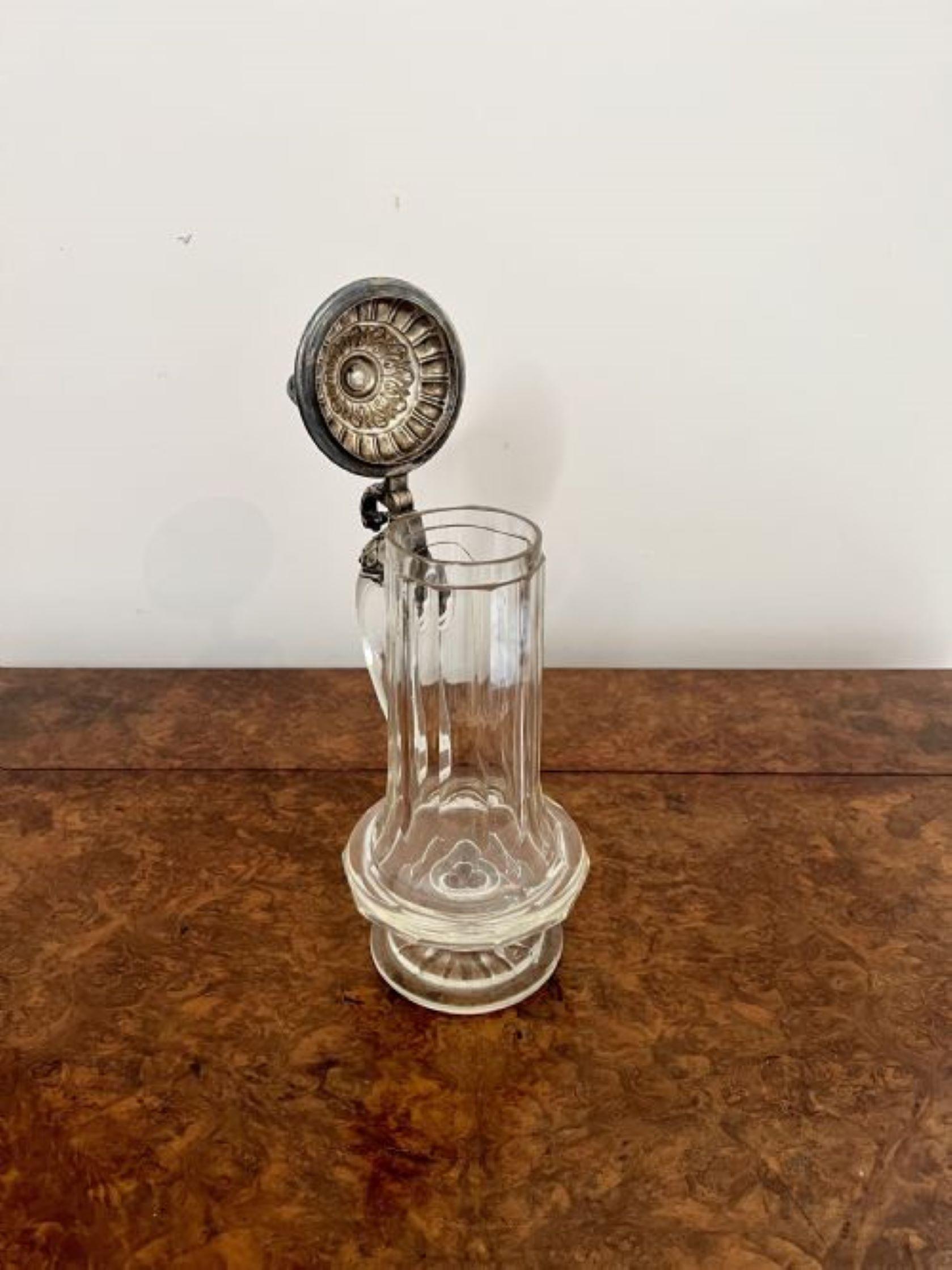 Cruche à claret victorienne inhabituelle en verre et en métal argenté avec un couvercle en métal argenté avec un oiseau monté sur le dessus et une plaque gravée avec l'année 1880, détails ornementaux fantastiques, l'anse en forme en partie en verre
