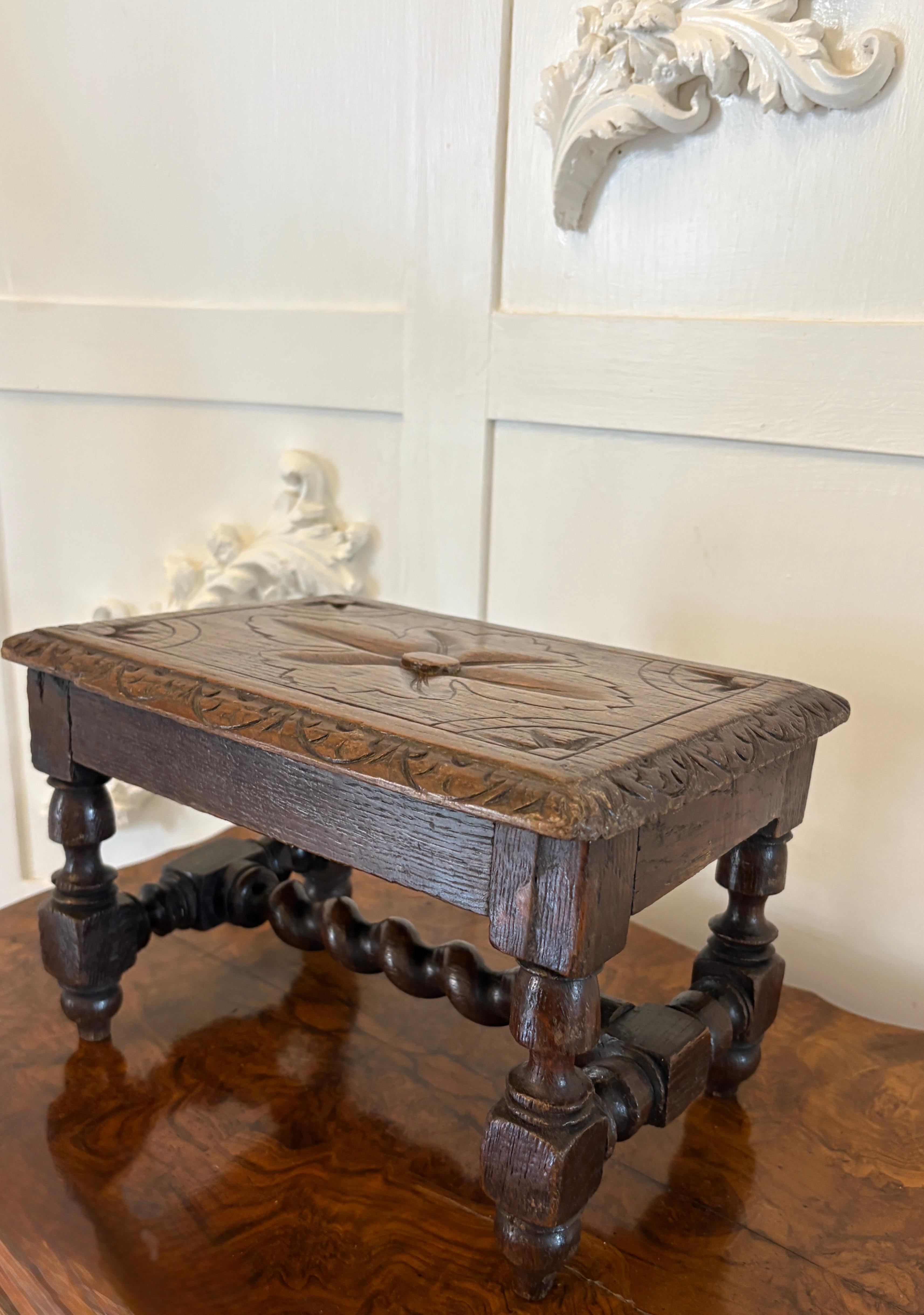 Table inhabituelle en chêne sculpté miniature de l'époque victorienne avec un plateau en chêne sculpté avec un bord sculpté reposant sur des pieds tournés unis par un châssis tourné. 

Une pièce charmante qui était probablement une pièce