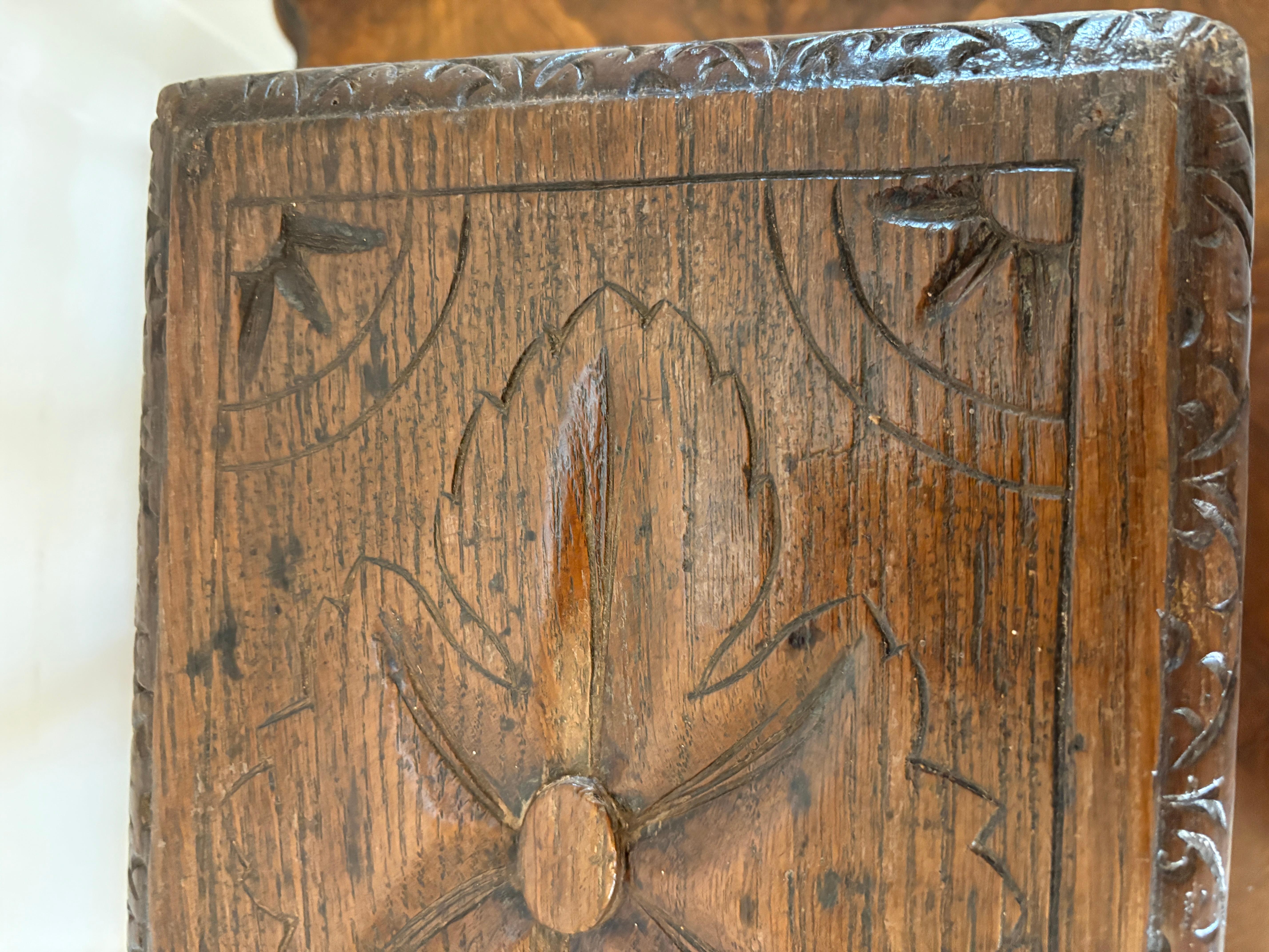 Victorien Table ancienne en chêne sculpté de qualité Miniature victorienne inhabituelle en vente