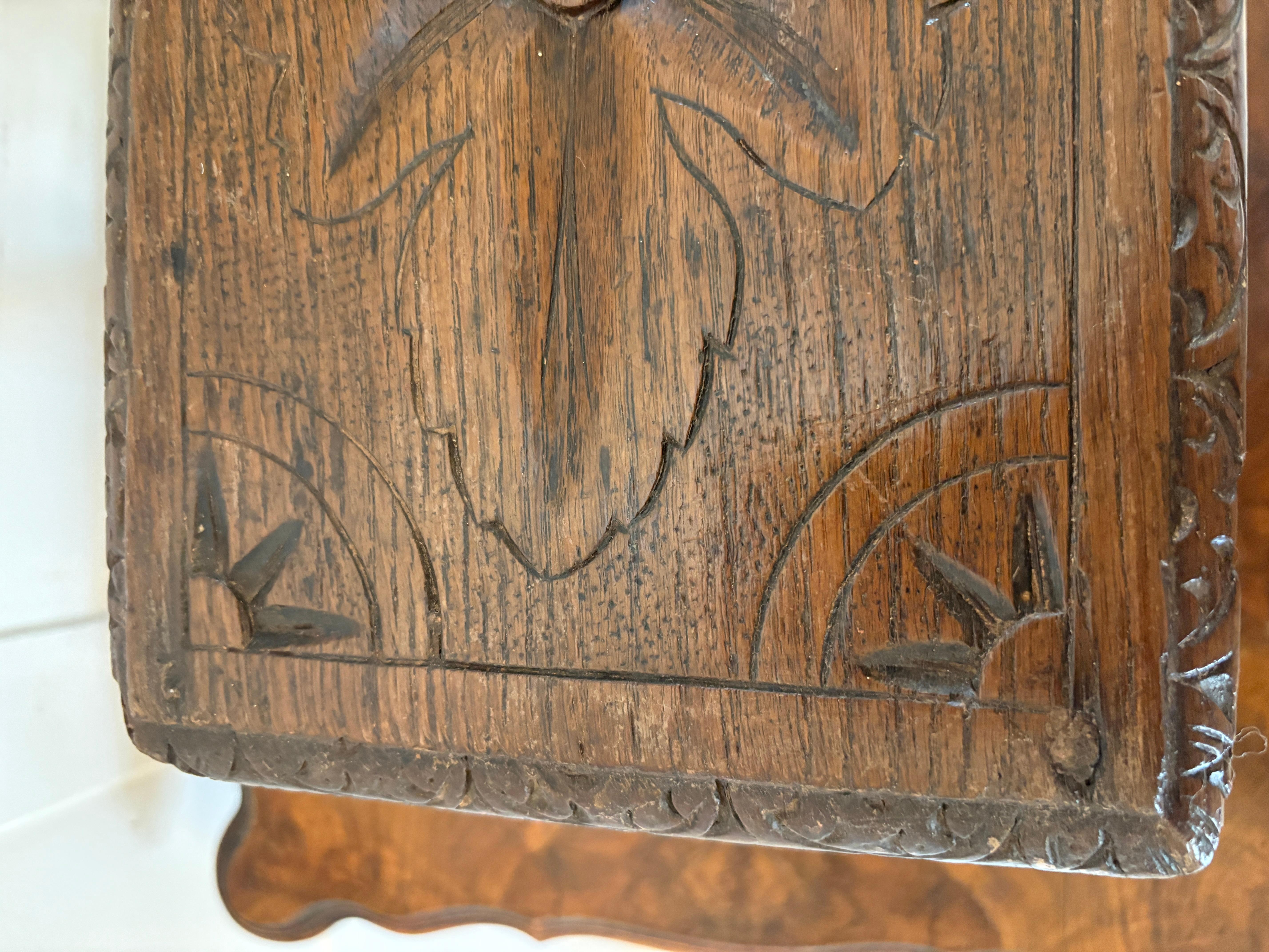 Anglais Table ancienne en chêne sculpté de qualité Miniature victorienne inhabituelle en vente