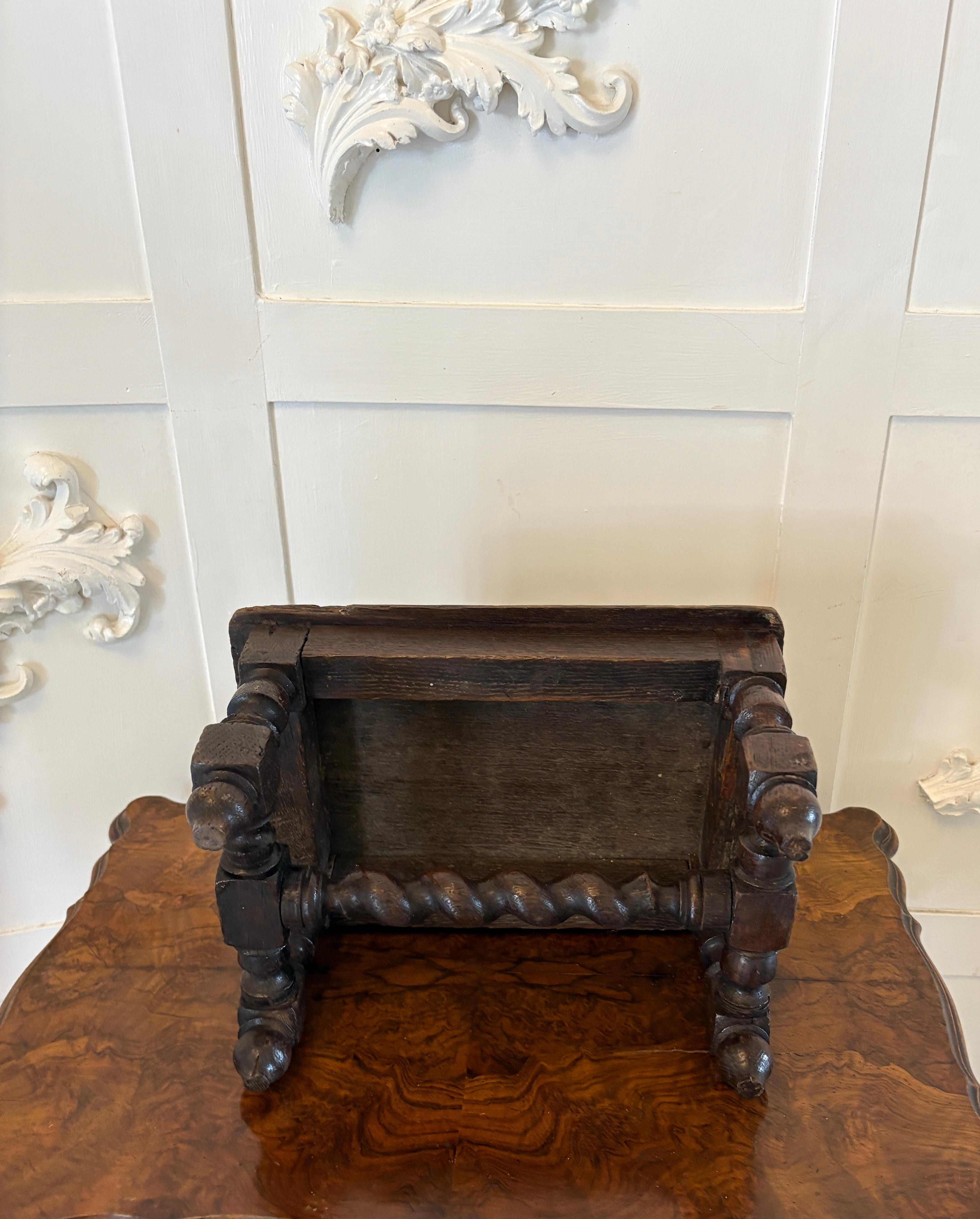 Sculpté Table ancienne en chêne sculpté de qualité Miniature victorienne inhabituelle en vente