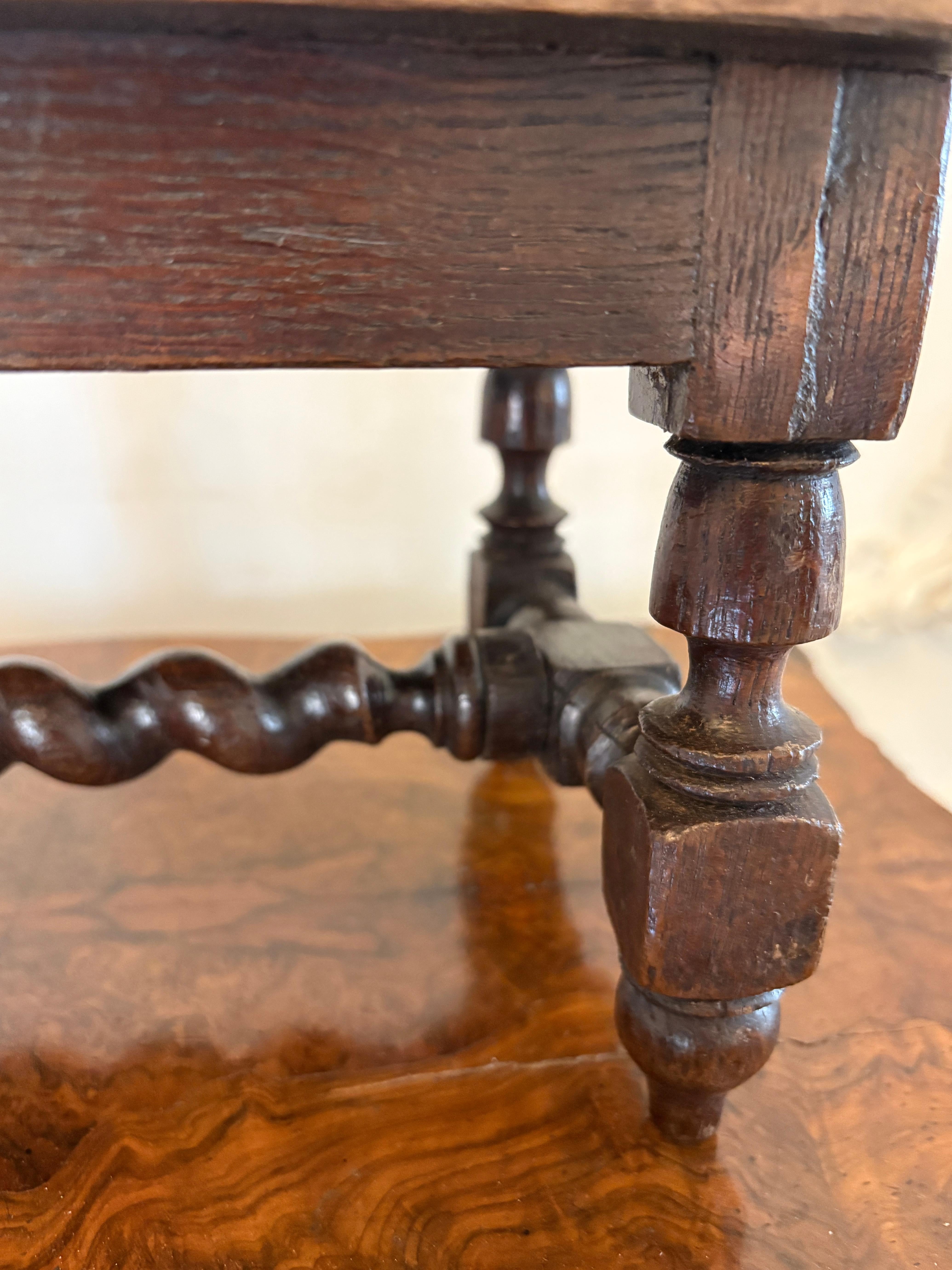 Table ancienne en chêne sculpté de qualité Miniature victorienne inhabituelle Bon état - En vente à Suffolk, GB