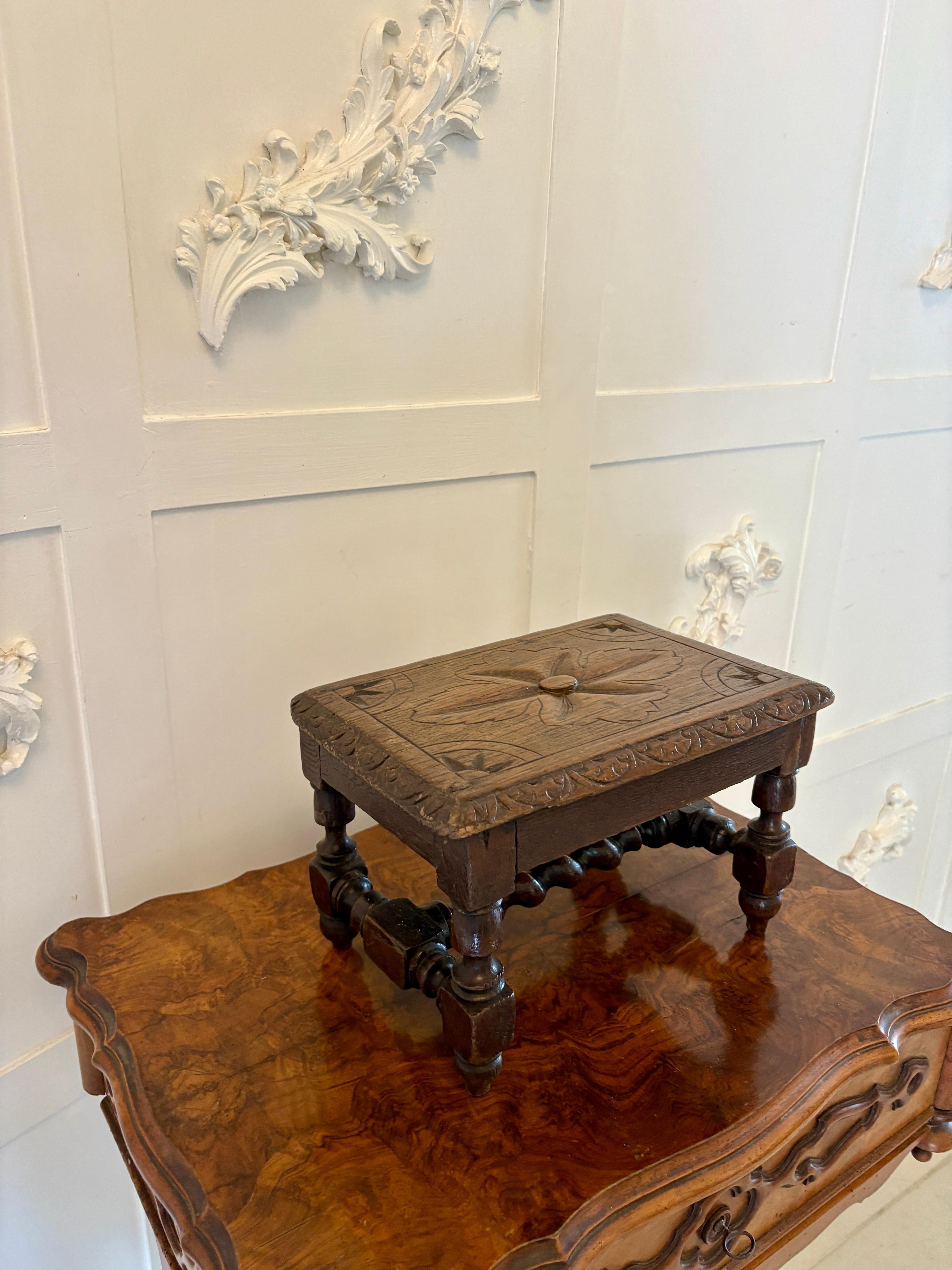 XIXe siècle Table ancienne en chêne sculpté de qualité Miniature victorienne inhabituelle en vente