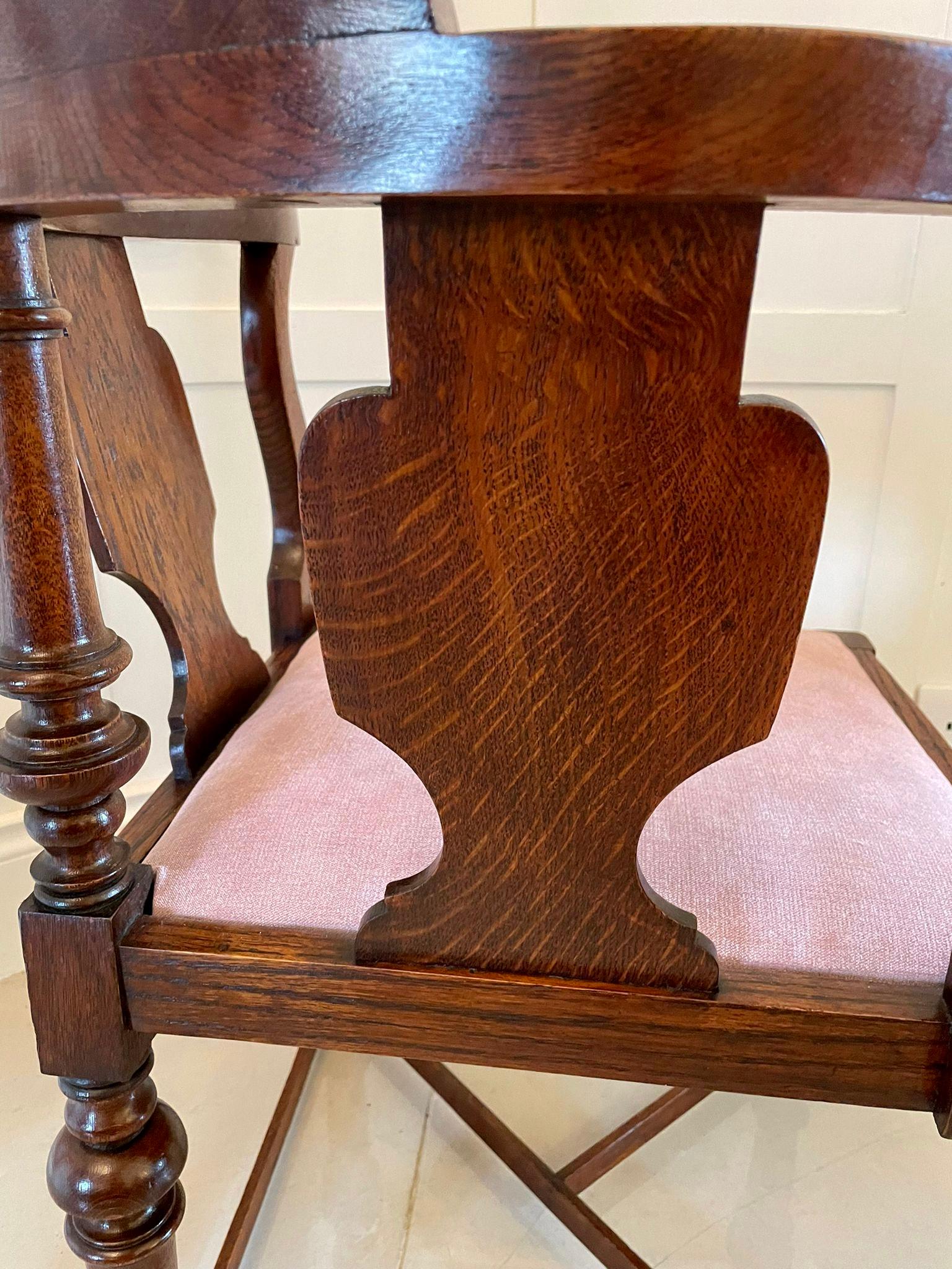 Chaise d'angle ancienne et inhabituelle en chêne de style victorien en vente 1
