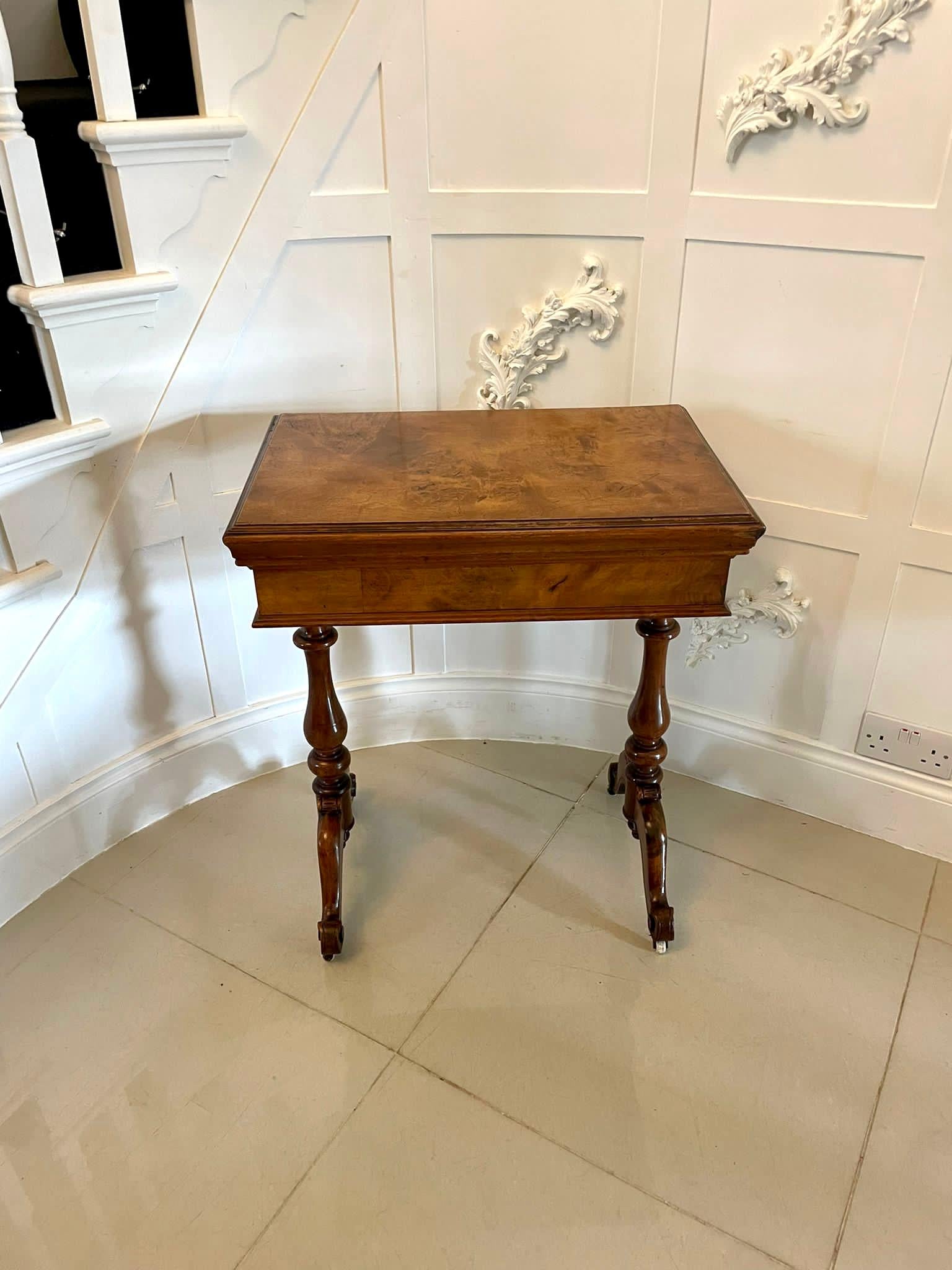 Insolite Table de jardinière en ronce de noyer de qualité victorienne ancienne en vente 2