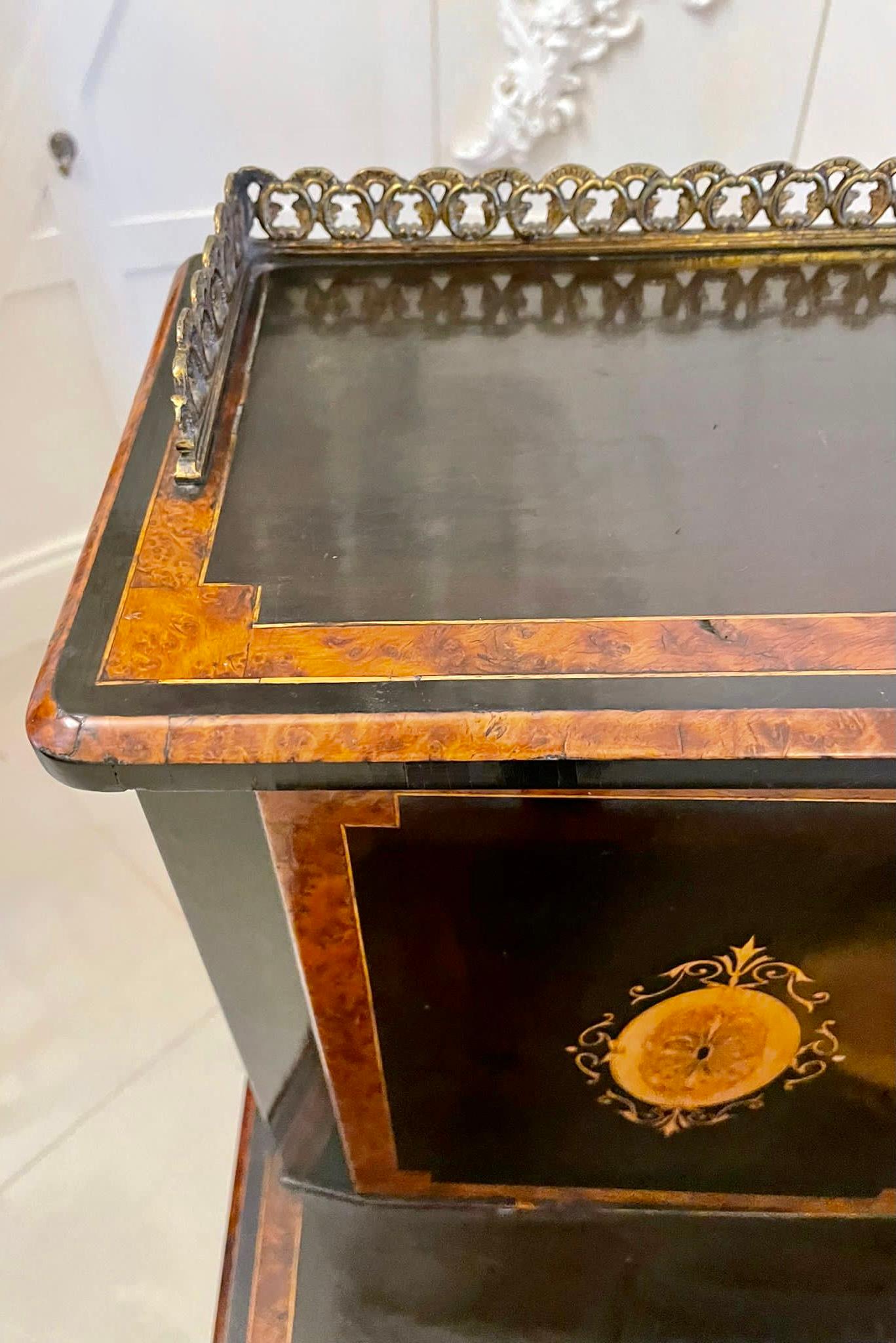 Ungewöhnlicher antiker Schreibtisch in viktorianischer Qualität mit Intarsien aus ebonisiertem Walnussholz und Wurzelholz  im Angebot 5