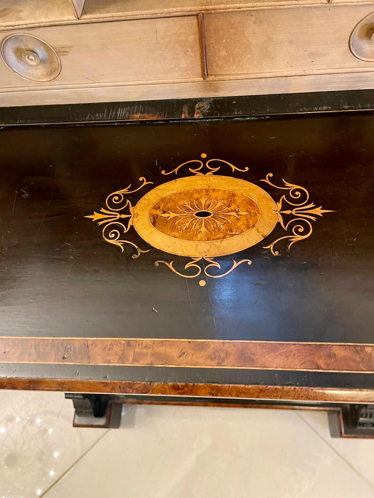 Ungewöhnlicher antiker Schreibtisch in viktorianischer Qualität mit Intarsien aus ebonisiertem Walnussholz und Wurzelholz  im Angebot 8