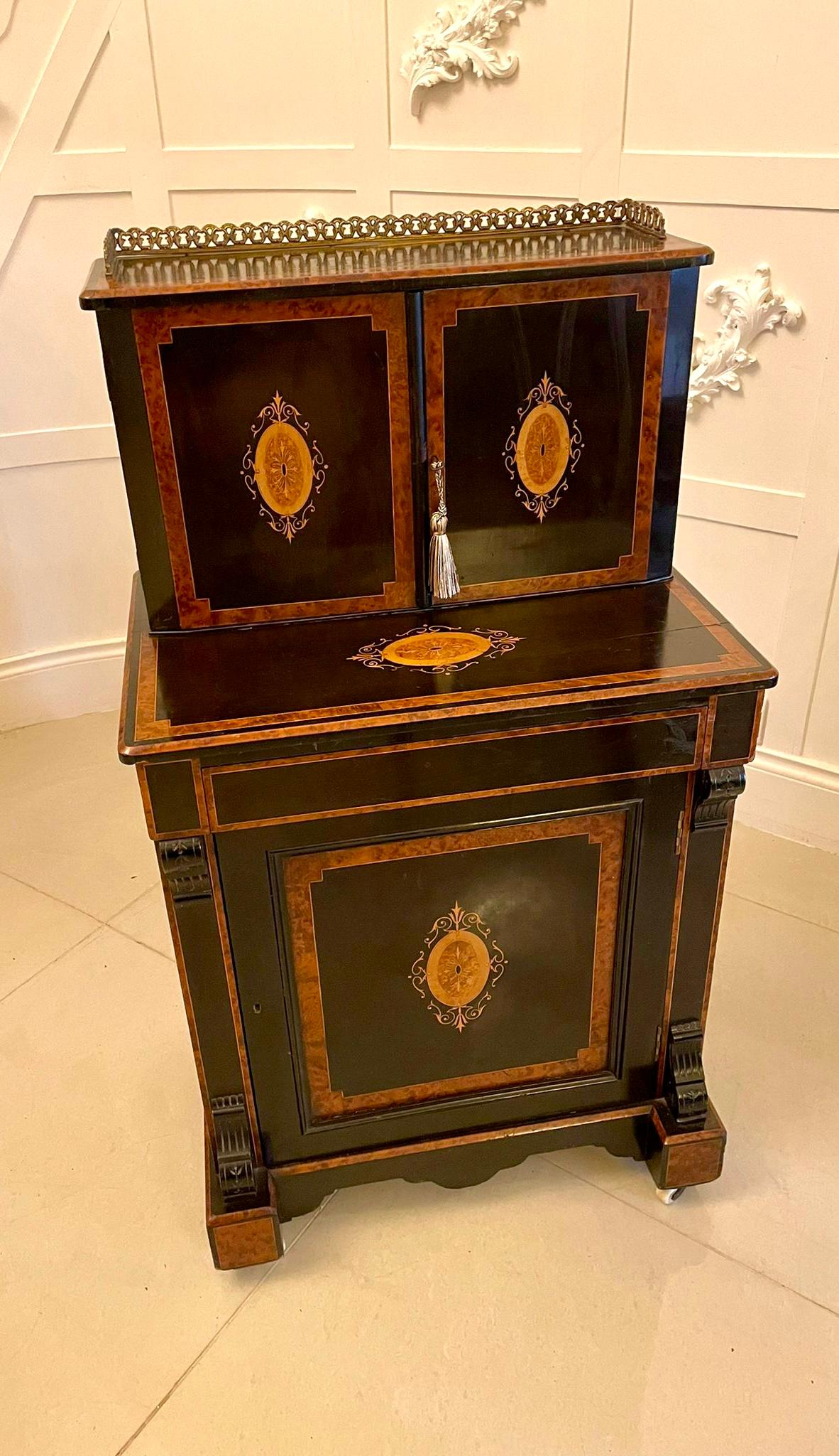 Ungewöhnlicher antiker Schreibtisch in viktorianischer Qualität mit Intarsien aus ebonisiertem Walnussholz und Wurzelholz  im Angebot 11