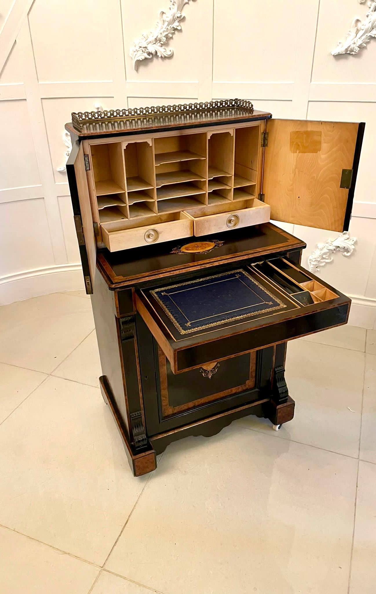 Ungewöhnlicher antiker Schreibtisch in viktorianischer Qualität mit Intarsien aus ebonisiertem Walnussholz und Wurzelholz  (Englisch) im Angebot
