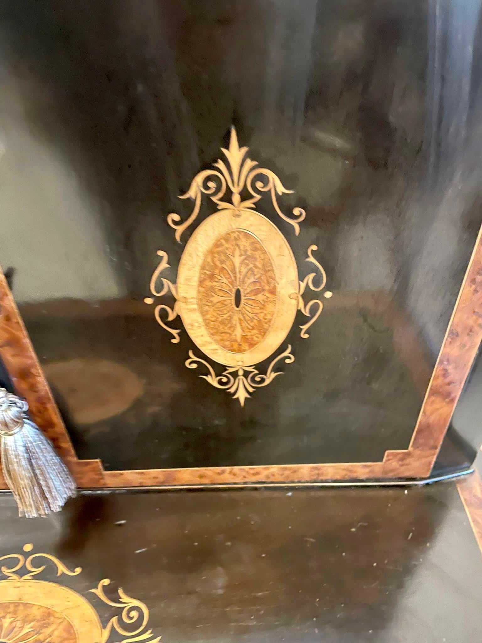 Ungewöhnlicher antiker Schreibtisch in viktorianischer Qualität mit Intarsien aus ebonisiertem Walnussholz und Wurzelholz  im Angebot 1