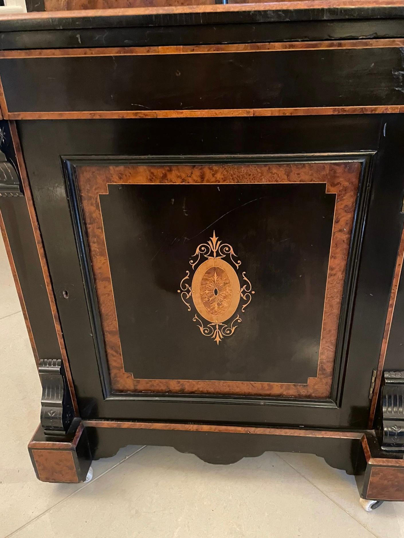 Ungewöhnlicher antiker Schreibtisch in viktorianischer Qualität mit Intarsien aus ebonisiertem Walnussholz und Wurzelholz  im Angebot 2