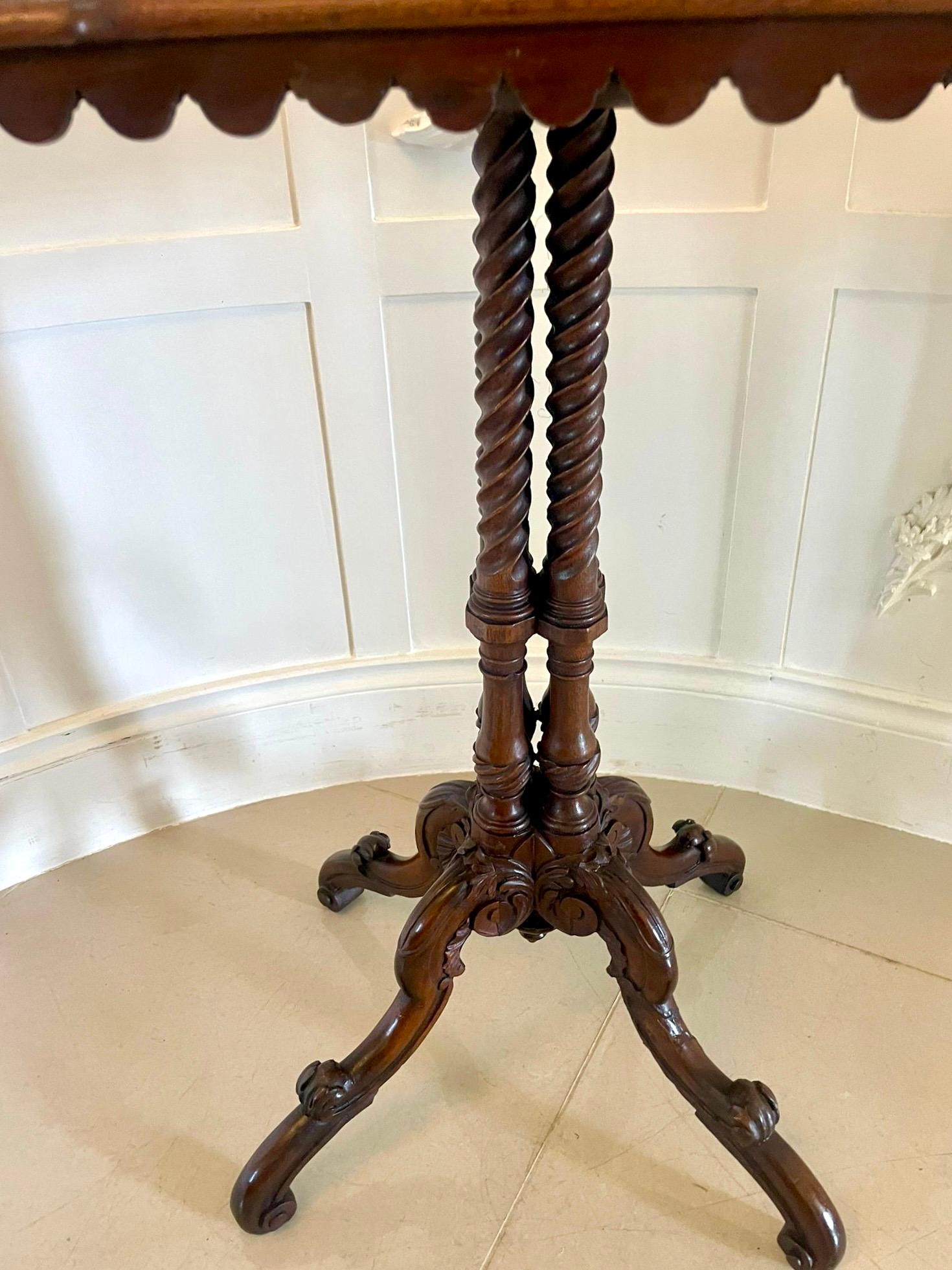 Table de lampe inhabituelle en noyer figuré, ancienne et de qualité victorienne en vente 3