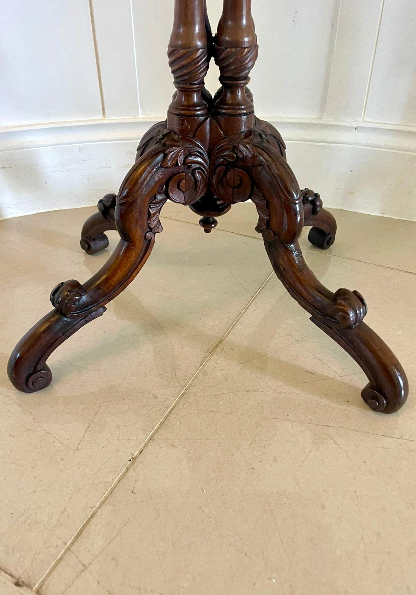 Table de lampe inhabituelle en noyer figuré, ancienne et de qualité victorienne en vente 4