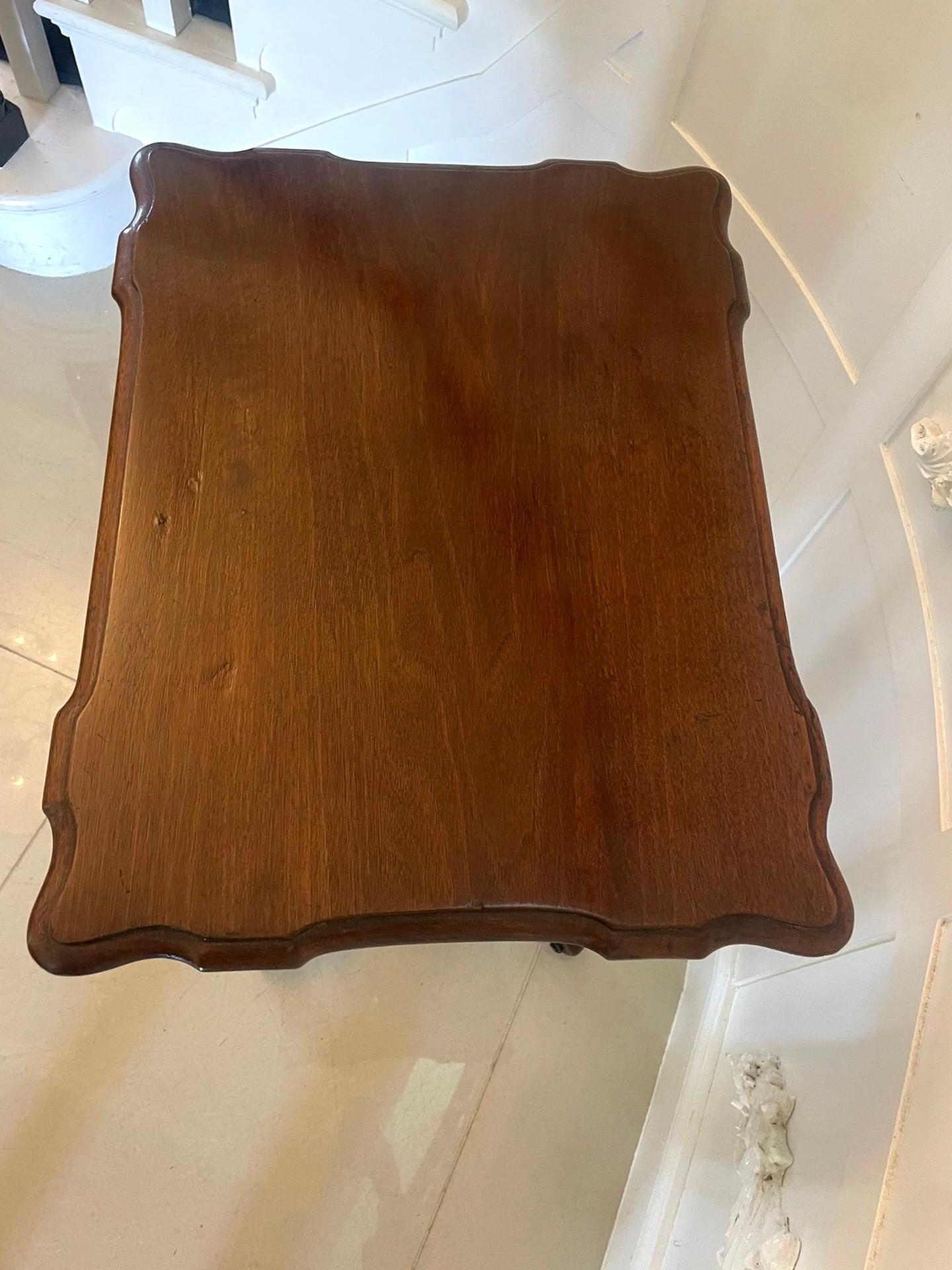 Anglais Table de lampe inhabituelle en noyer figuré, ancienne et de qualité victorienne en vente