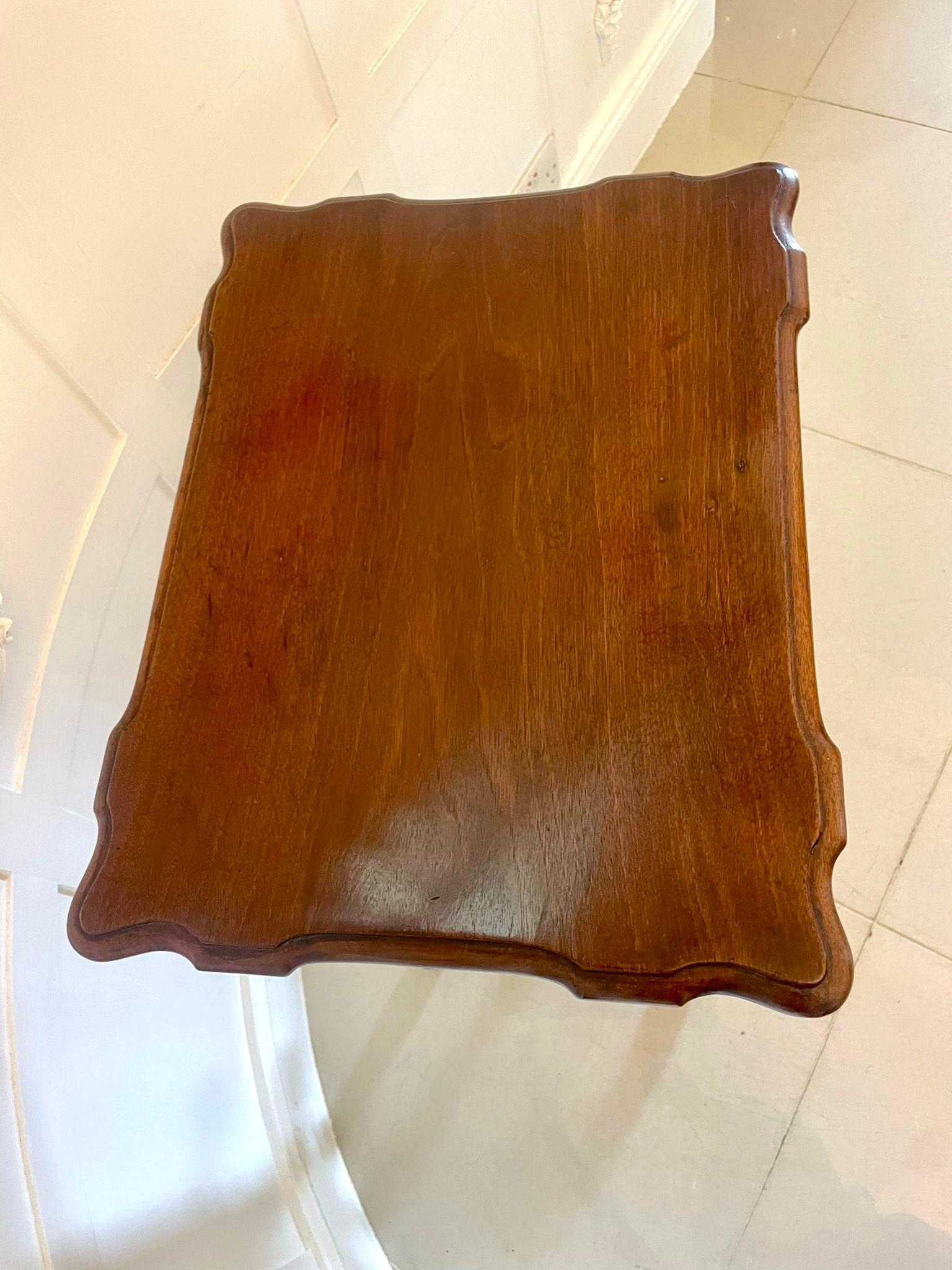 Table de lampe inhabituelle en noyer figuré, ancienne et de qualité victorienne Bon état - En vente à Suffolk, GB
