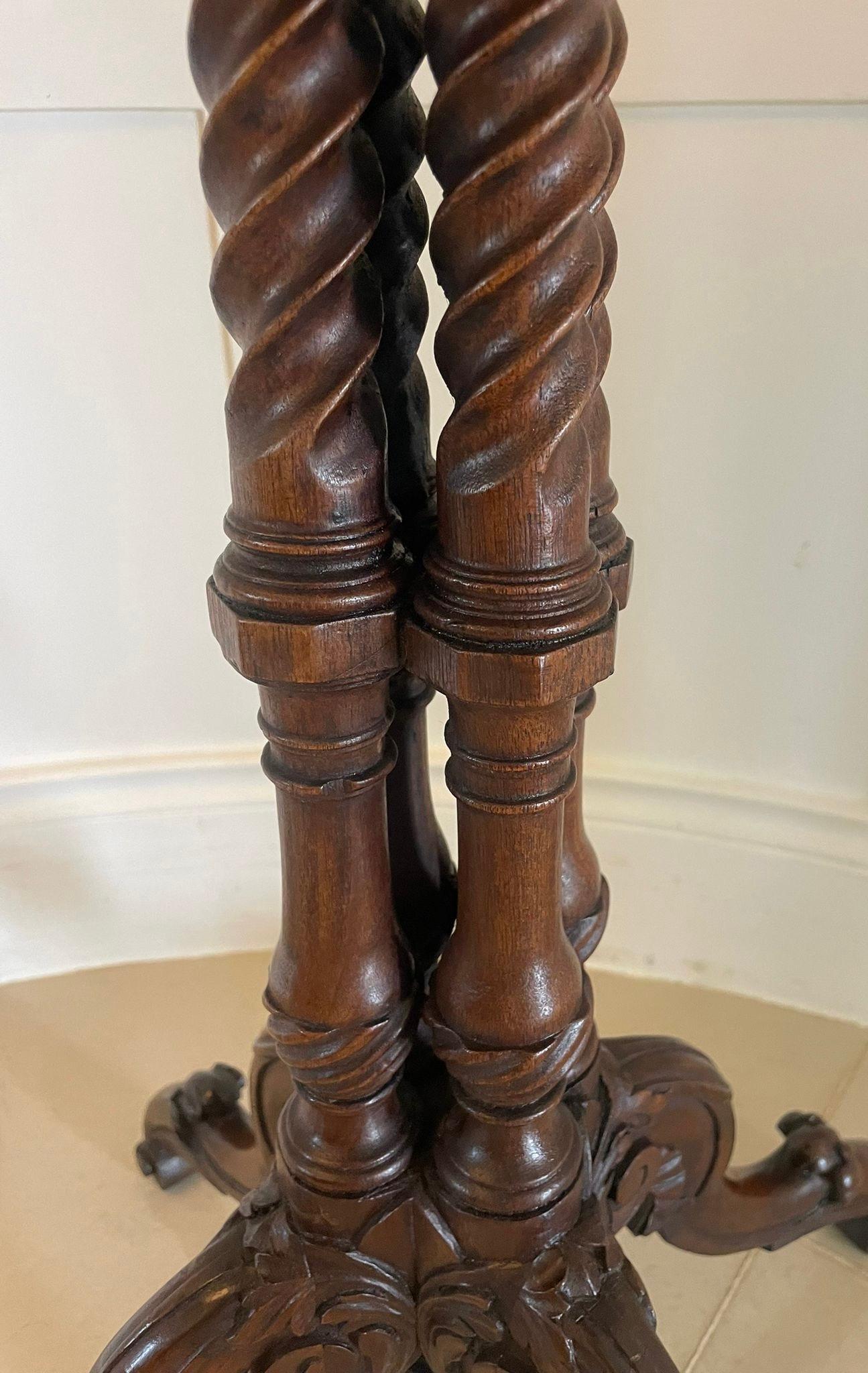 XIXe siècle Table de lampe inhabituelle en noyer figuré, ancienne et de qualité victorienne en vente