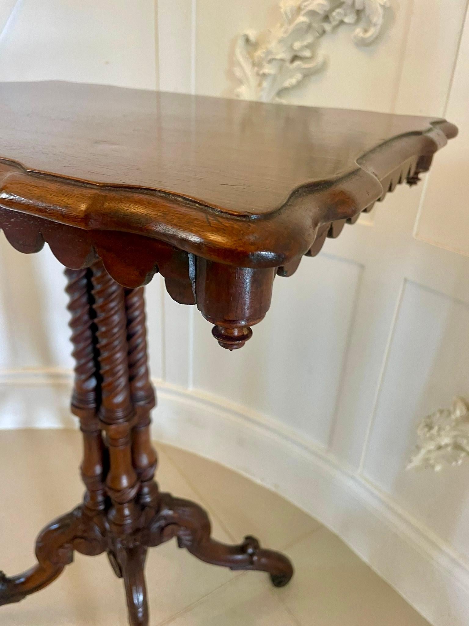 Noyer Table de lampe inhabituelle en noyer figuré, ancienne et de qualité victorienne en vente