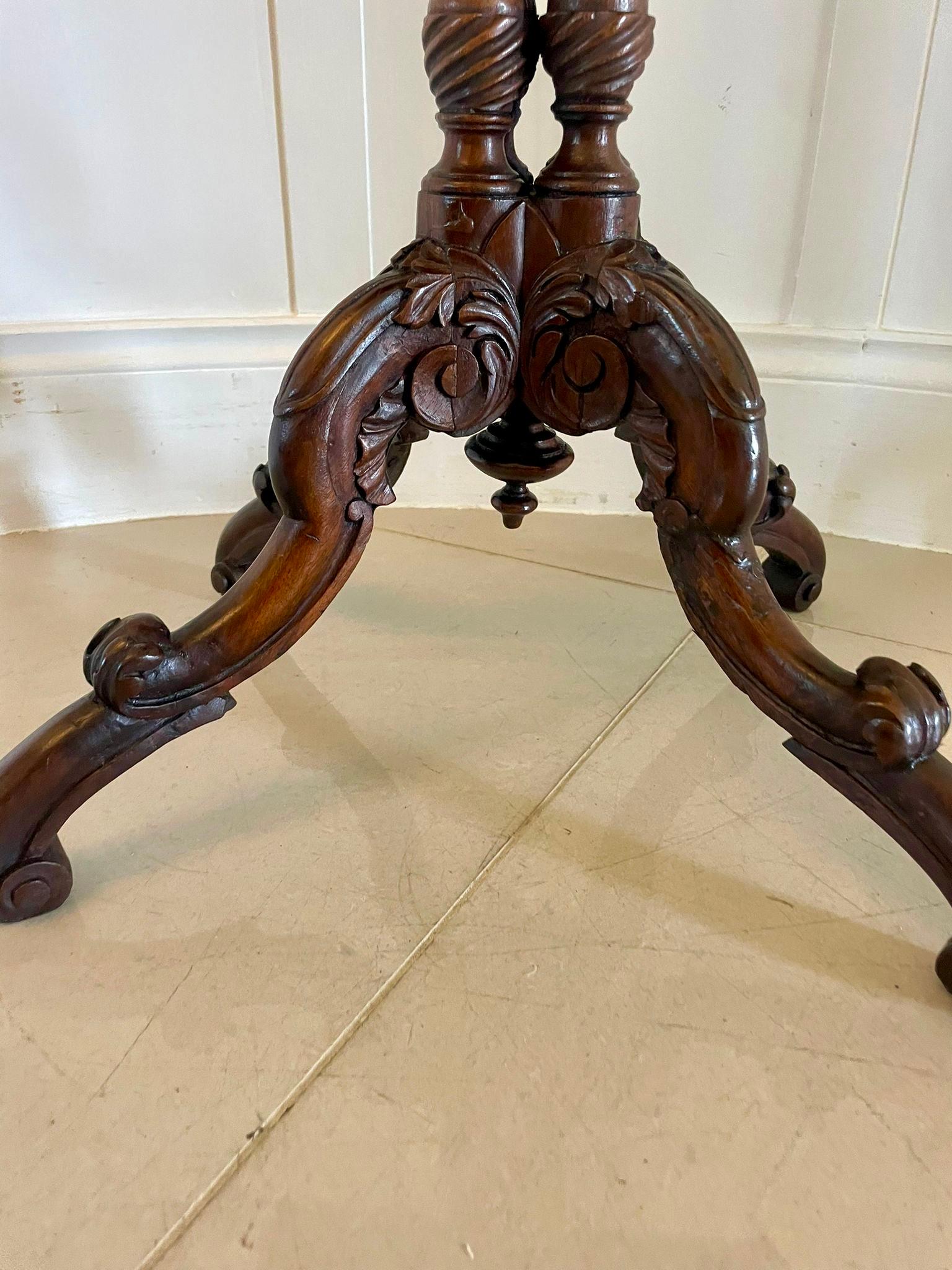 Table de lampe inhabituelle en noyer figuré, ancienne et de qualité victorienne en vente 1