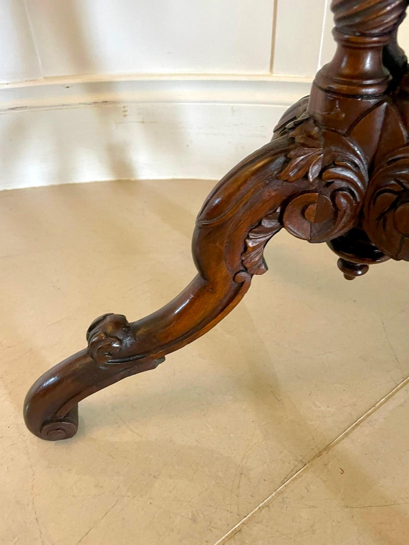 Table de lampe inhabituelle en noyer figuré, ancienne et de qualité victorienne en vente 2
