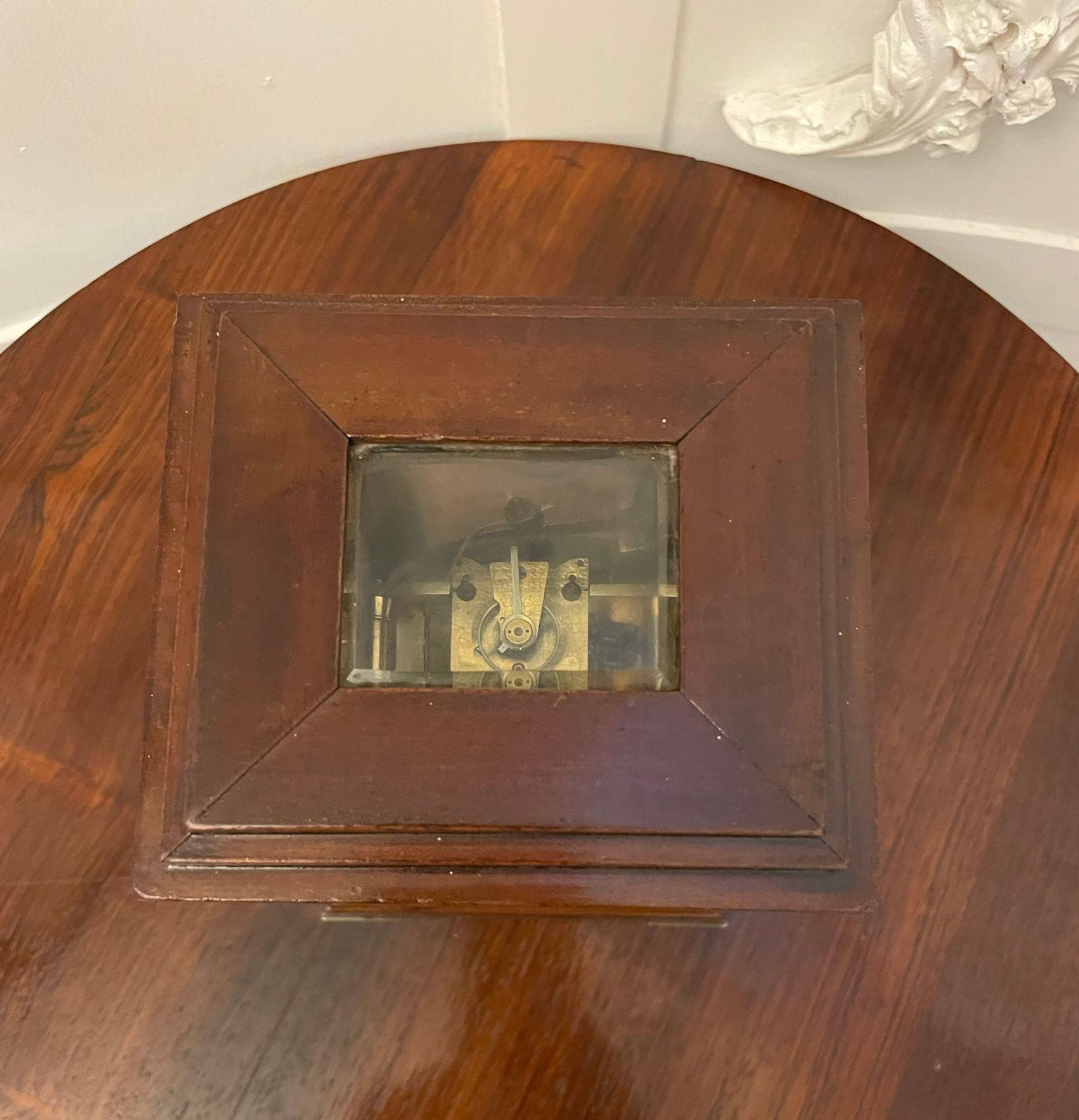 Ungewöhnliche antike viktorianische Qualität Mahagoni Messing eingelegt Schreibtischuhr von Dent London mit einer Qualität Mahagoni Messing eingelegt Fall mit fünf abgeschrägten Rand Glasscheiben, runde Emaille-Zifferblatt mit dem Dent of London