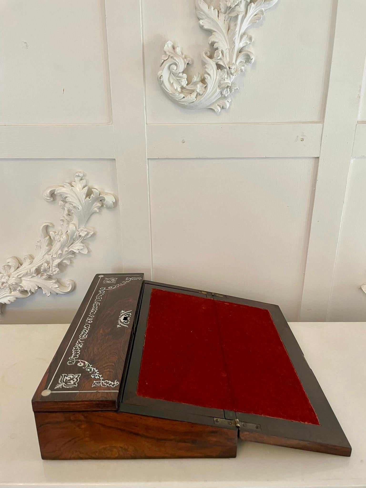 Ungewöhnliche antike viktorianische Qualität Palisander Intarsien-Schreibkasten mit zwei Lift nach oben zu öffnen, um eine Schreibfläche mit Original-Tintenflaschen und einem Stift Tablett Ablagefach und geheime Schubladen zu offenbaren 

H 9,5 x B