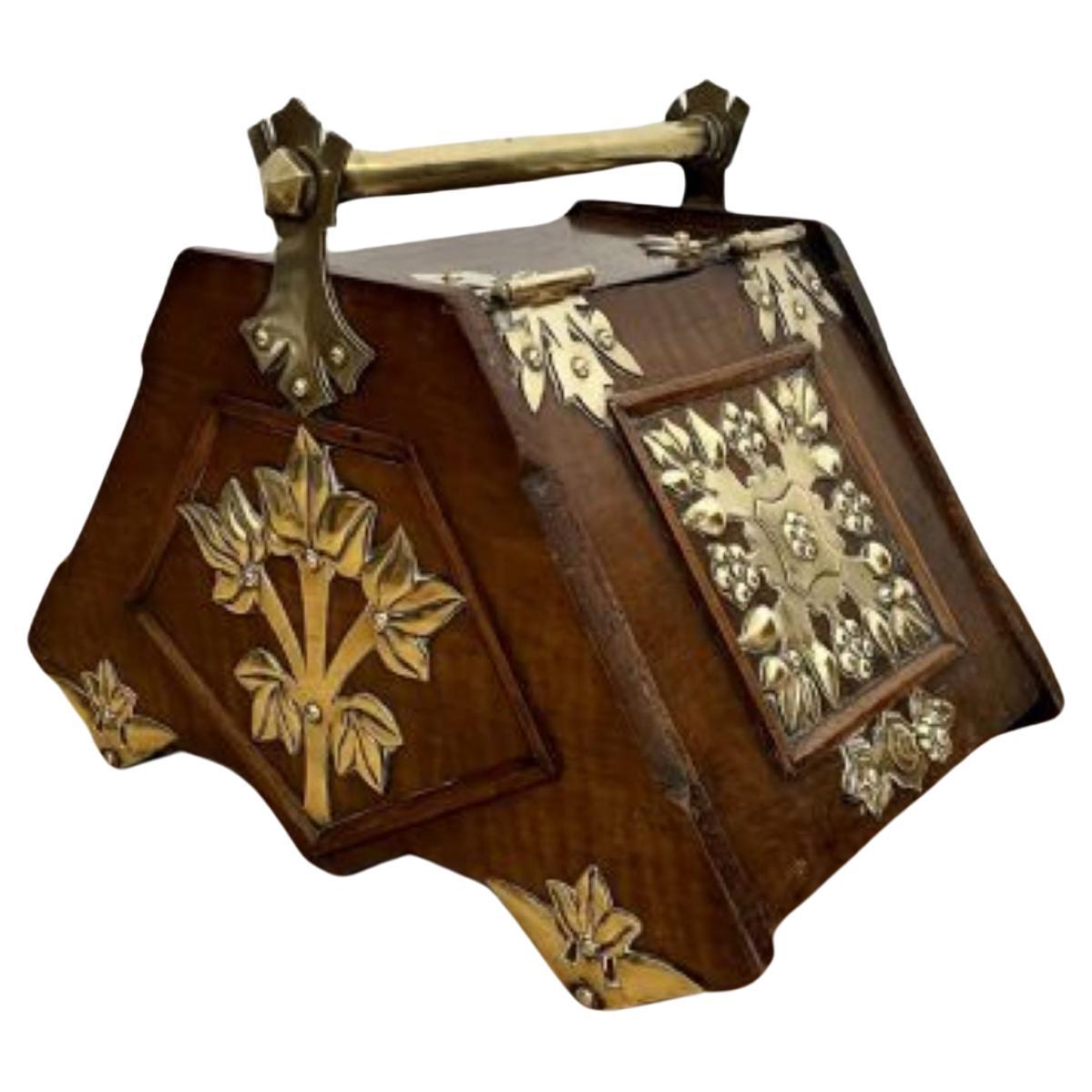 Boîte à charbon inhabituelle en noyer et laiton, de qualité victorienne.