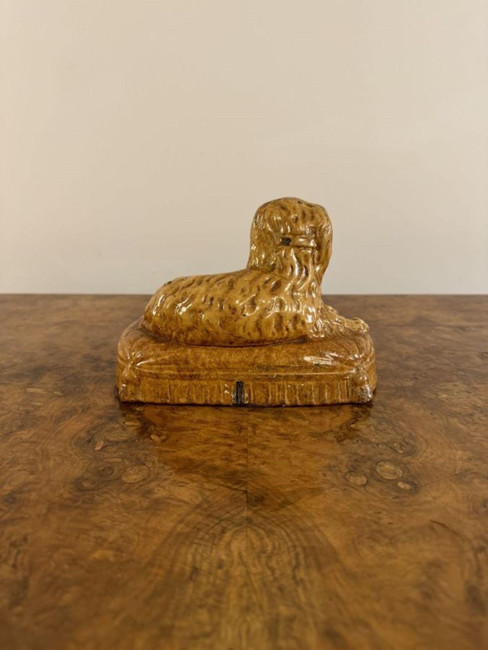 Épagneul King Charles en grès de Staffordshire de l'époque victorienne, d'une qualité inhabituelle, représentant un épagneul King Charles en grès de Staffordshire, peint à la main dans une belle nuance de brun, monté sur une base en forme