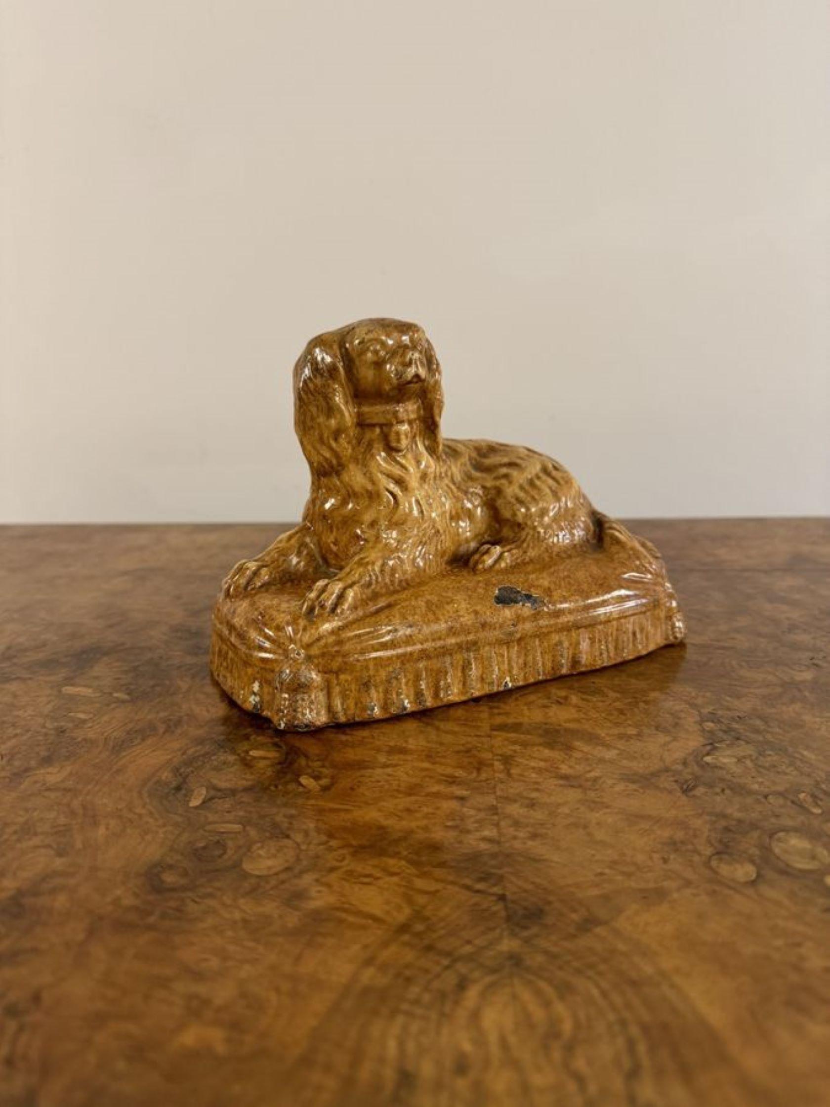 XIXe siècle Insolite et ancien grès victorien du Staffordshire, épagneul du roi Charles en vente