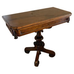 Insolito tavolino da tavolo in legno di noce dell'epoca vittoriana