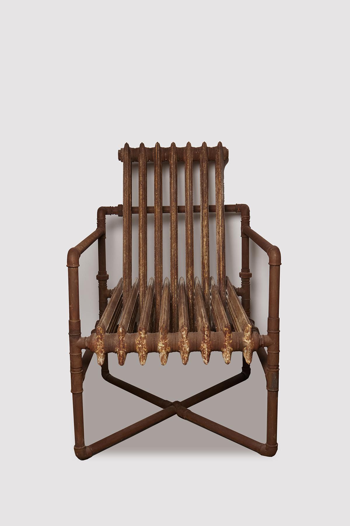 Un bel exemple de réinterprétation réutilisant deux anciens éléments industriels. Deux radiateurs, provenant d'un ancien système de chauffage, ont été réutilisés comme fauteuil. La structure est constituée de tubes en fer rouillé et de deux