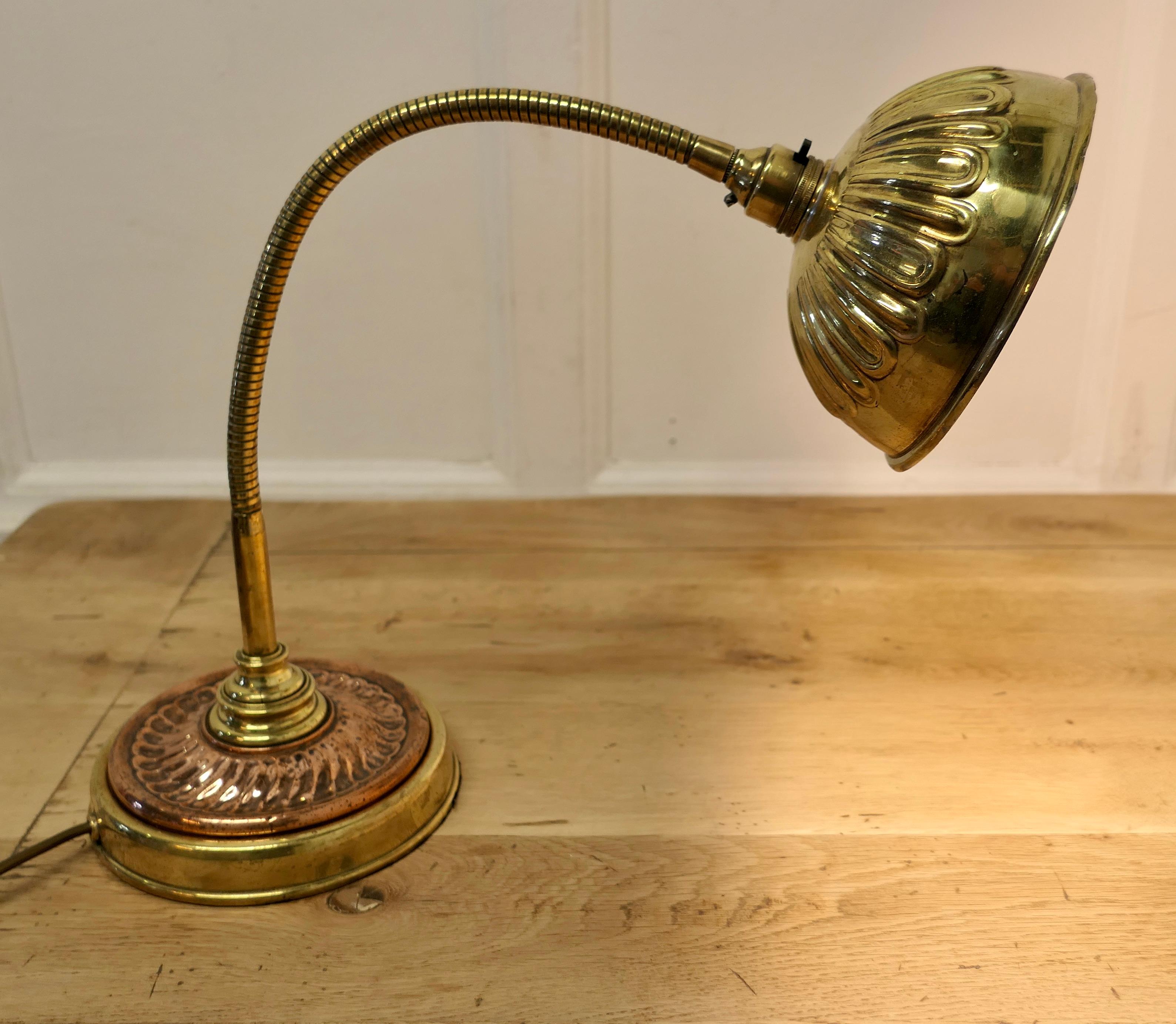 Inhabituelle lampe de bureau Art déco pour banquiers, en cuivre et laiton

Très belle pièce décorative, la lampe possède une lourde base ronde en cuivre et en laiton, ainsi qu'une colonne traditionnelle permettant d'ajuster l'angle de l'abat-jour
