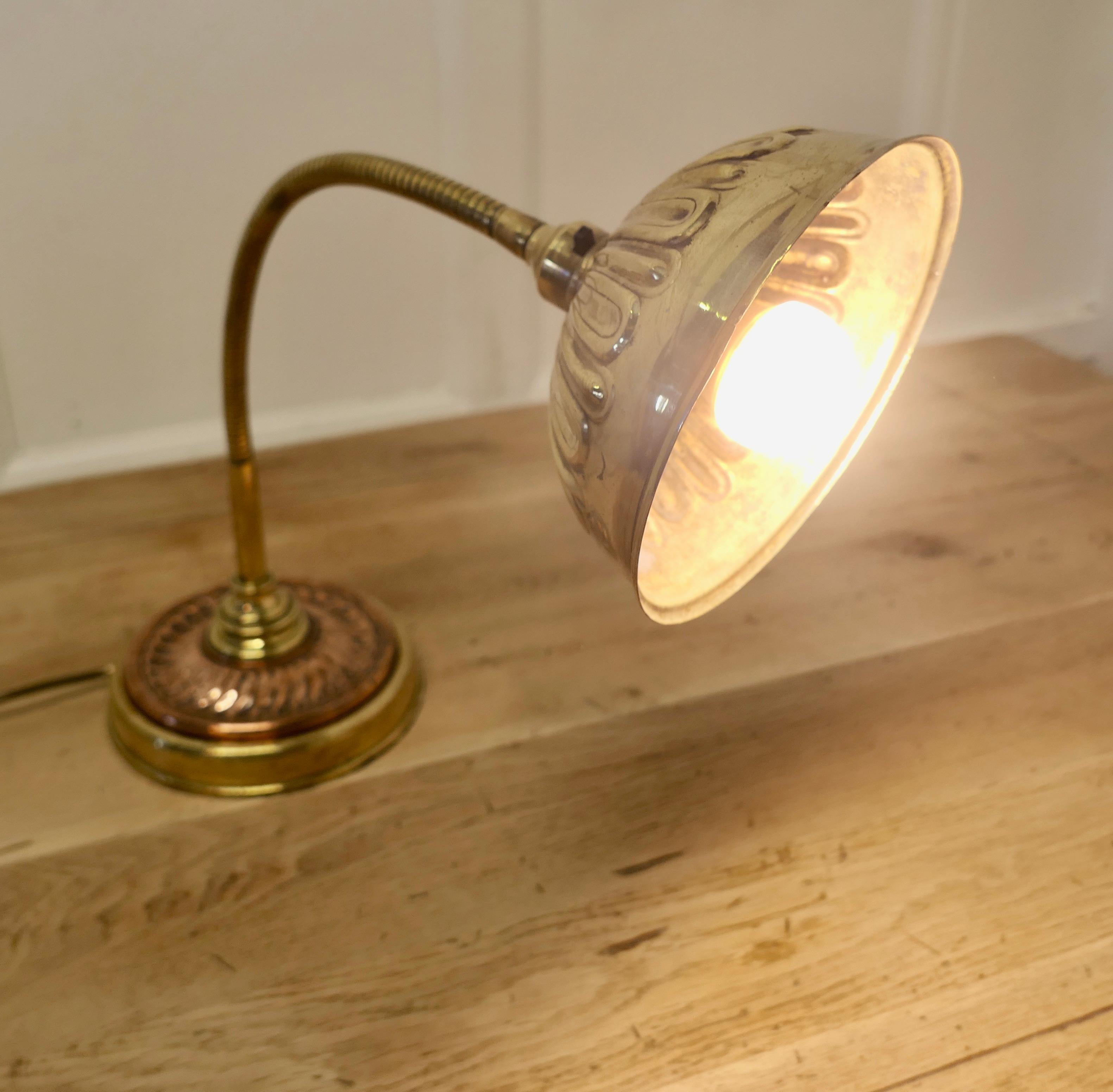 Début du 20ème siècle Inhabituelle lampe de bureau Art déco pour banquiers, en cuivre et laiton en vente