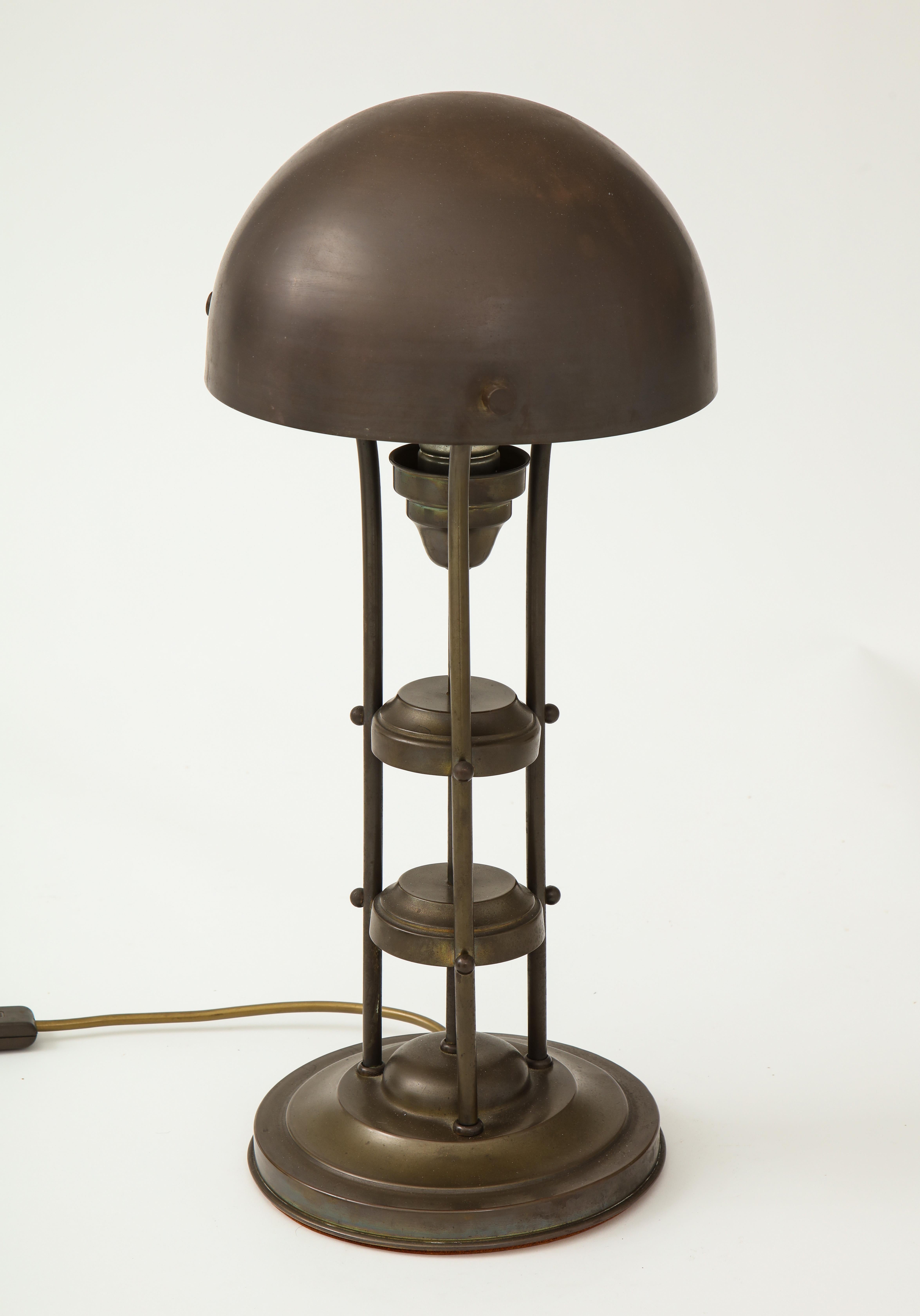 Insolite lampe en bronze de style Art Déco.