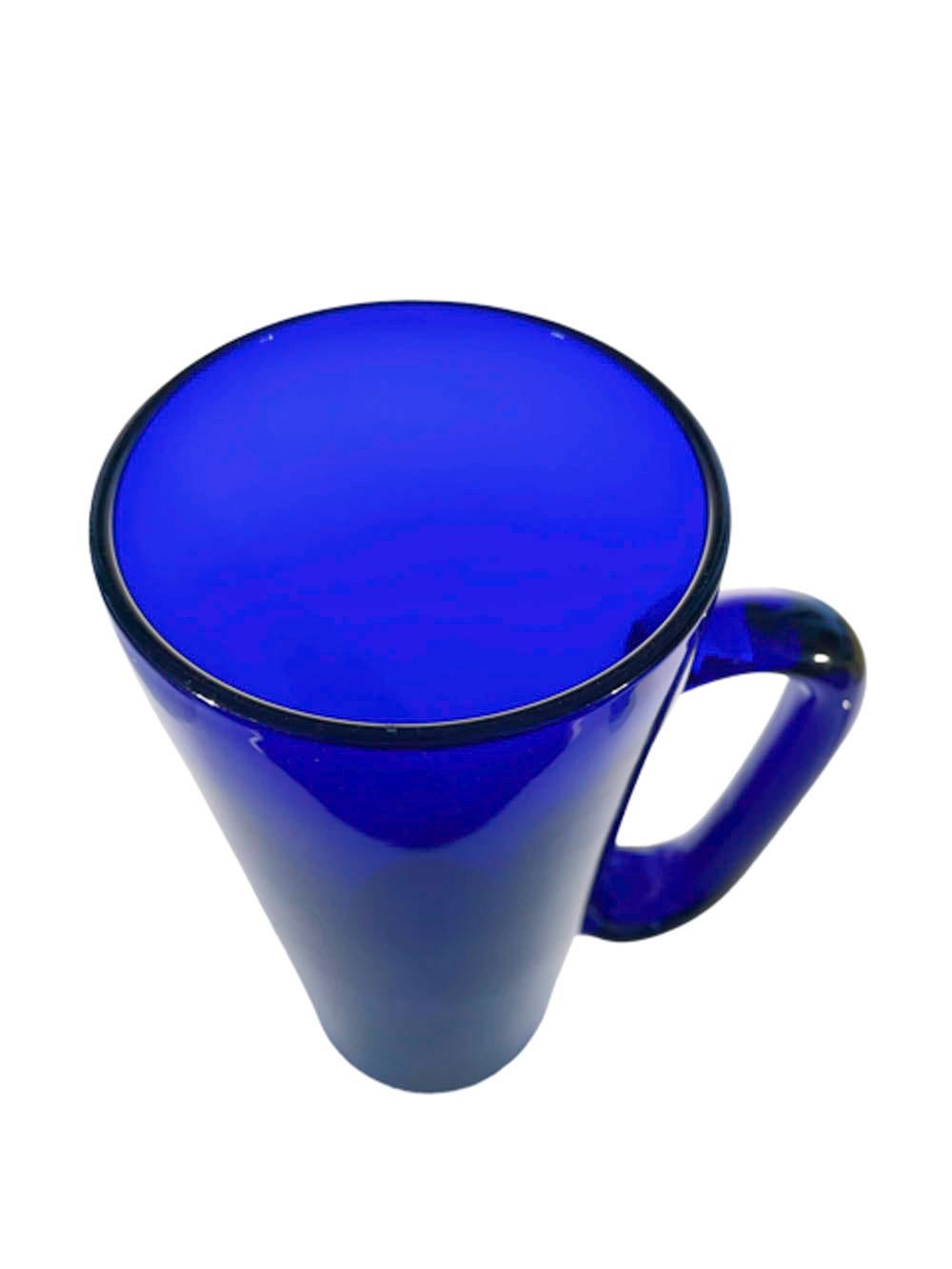 Américain Shaker à cocktail Art Déco inhabituel en verre bleu cobalt avec poignée en verre appliqué en vente