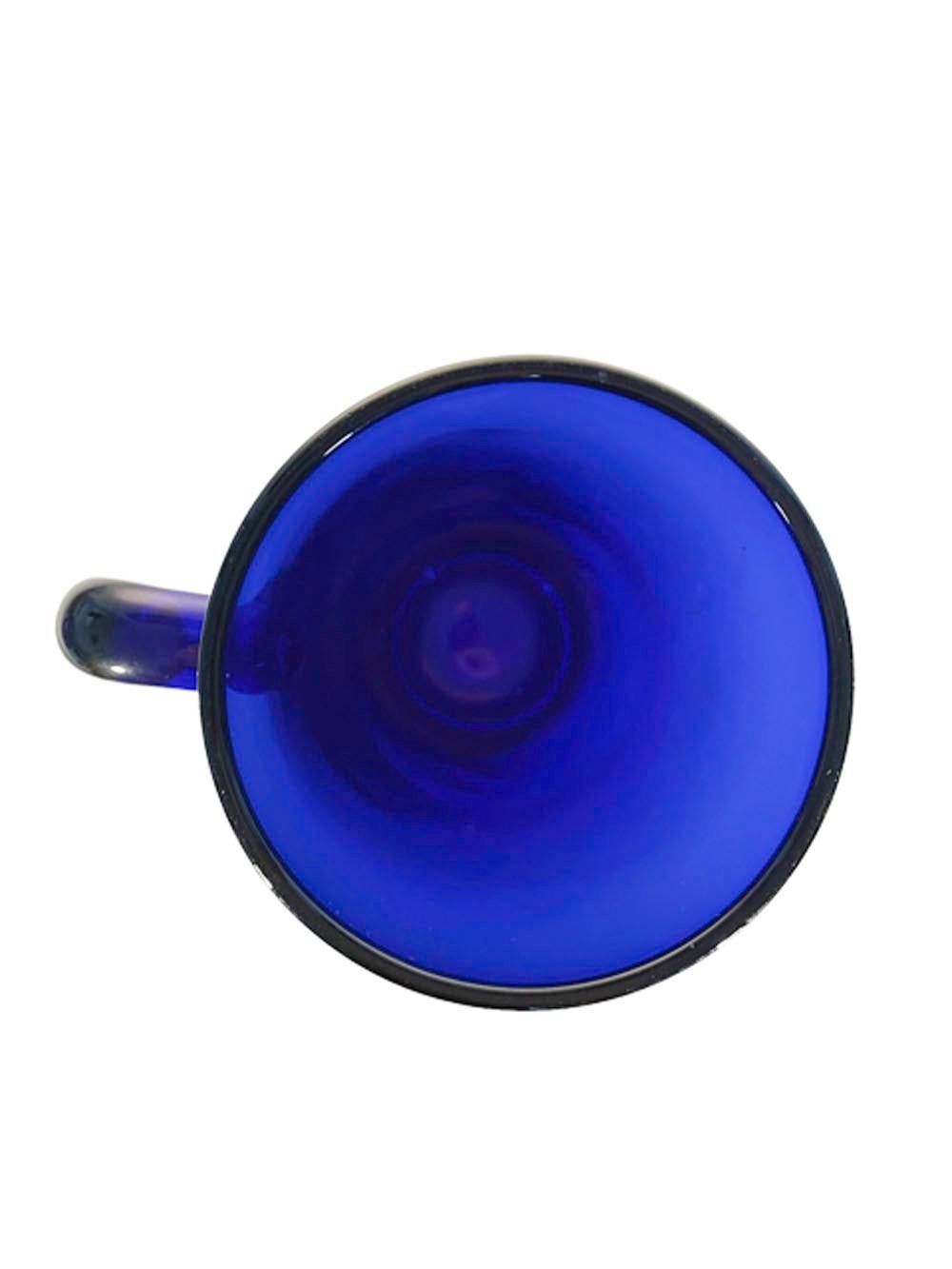 20ième siècle Shaker à cocktail Art Déco inhabituel en verre bleu cobalt avec poignée en verre appliqué en vente