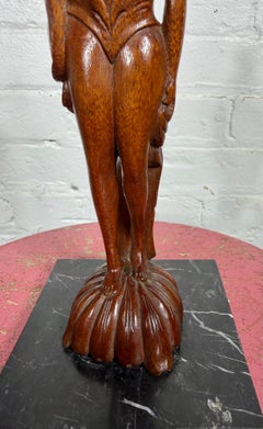 Figura femenina de madera tallada, estilo Art Déco / arte popular, con máscaras Moai y Kavakava