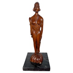 Figura femenina de madera tallada, estilo Art Déco / arte popular, con máscaras Moai y Kavakava