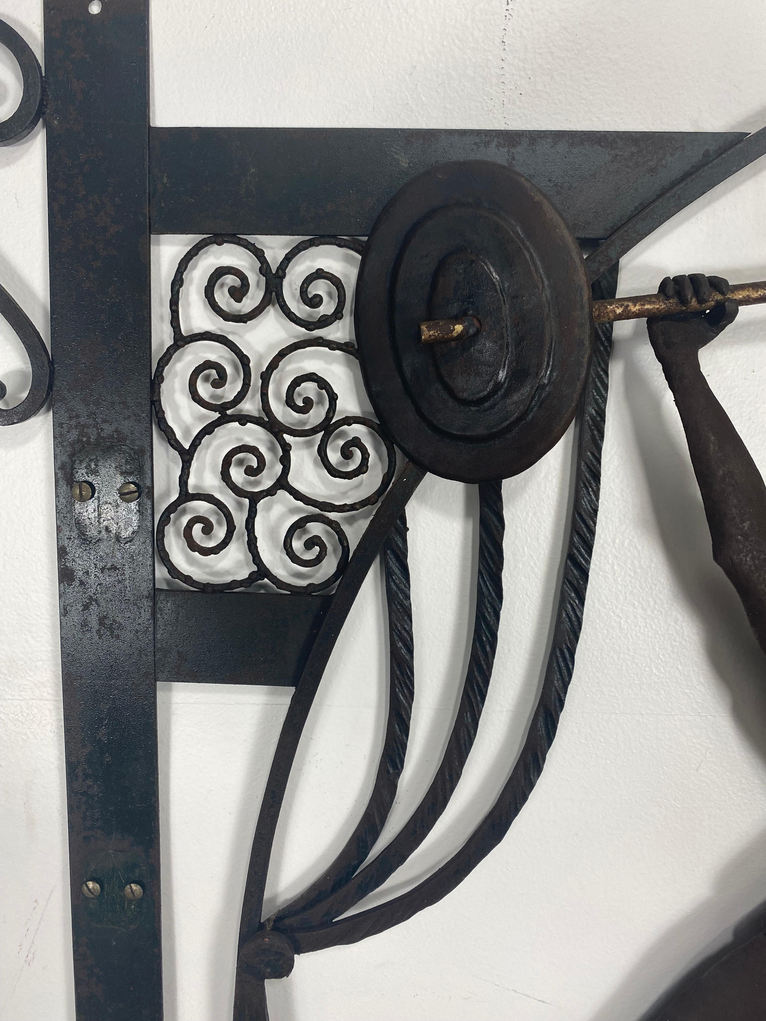 Insolita scultura francese Art Deco in ferro forgiato a mano che raffigura una silhouette tridimensionale di body builder, sollevatore di pesi/pugile, in scena con un drappeggio. Scaffale. Dettagli sorprendenti, esecuzione, bellissimi lavori in